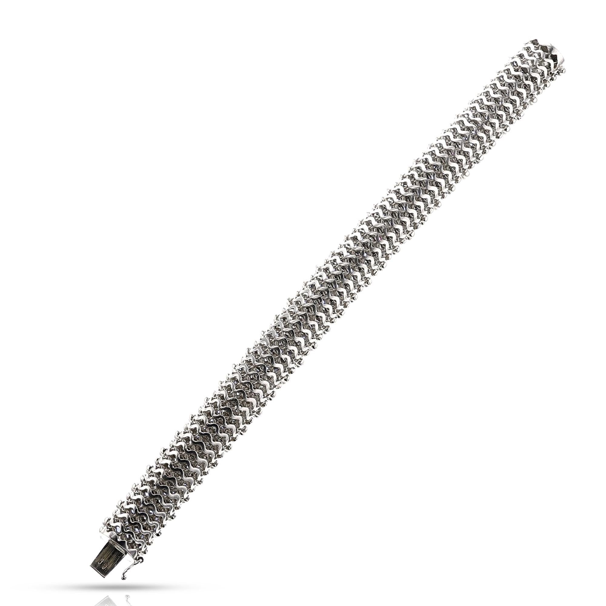 Bracelet italien bombé en diamants, rubis et saphirs, 18 carats Unisexe en vente