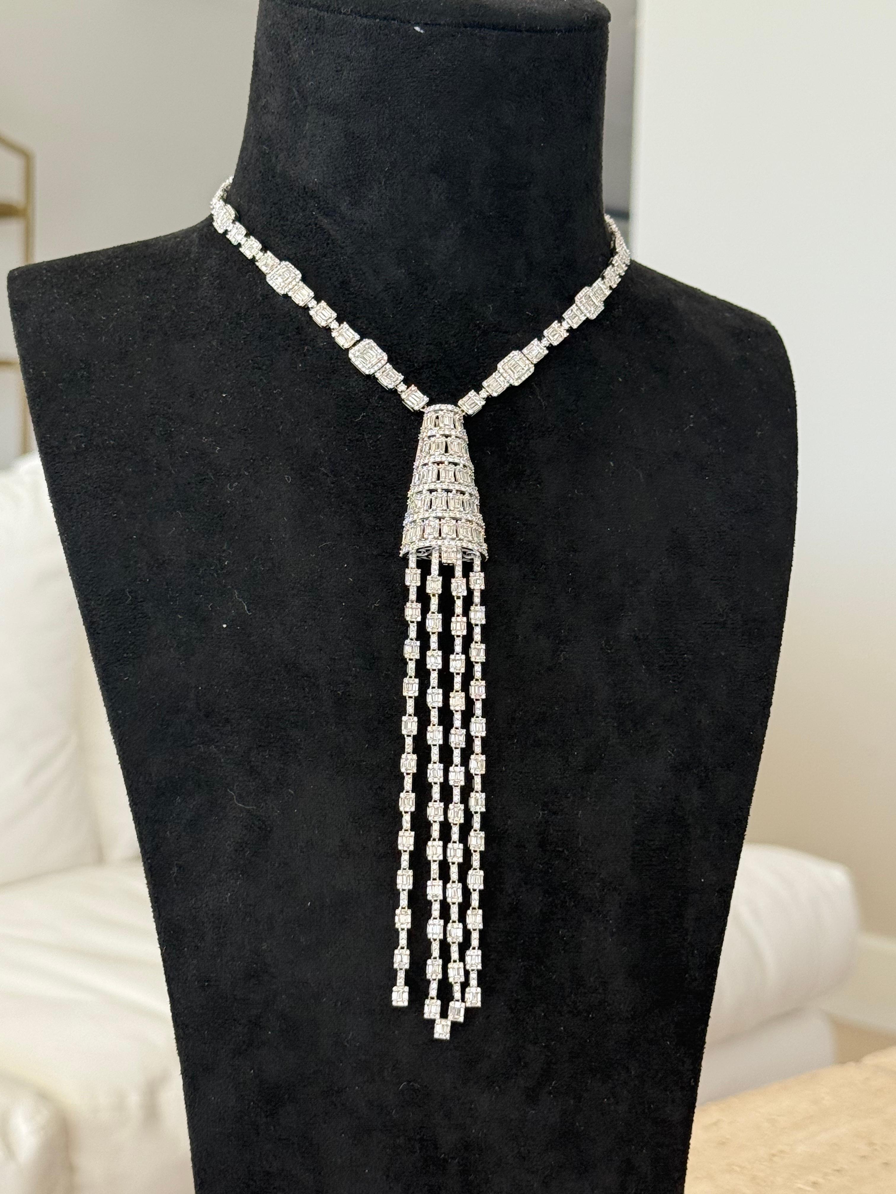 Esempio mozzafiato di alta gioielleria italiana, questa collana con nappe di diamanti di ispirazione Art Déco è una squisita fusione di movimento, simmetria e brillantezza.
Realizzato meticolosamente a mano in oro bianco 14 carati, il design è