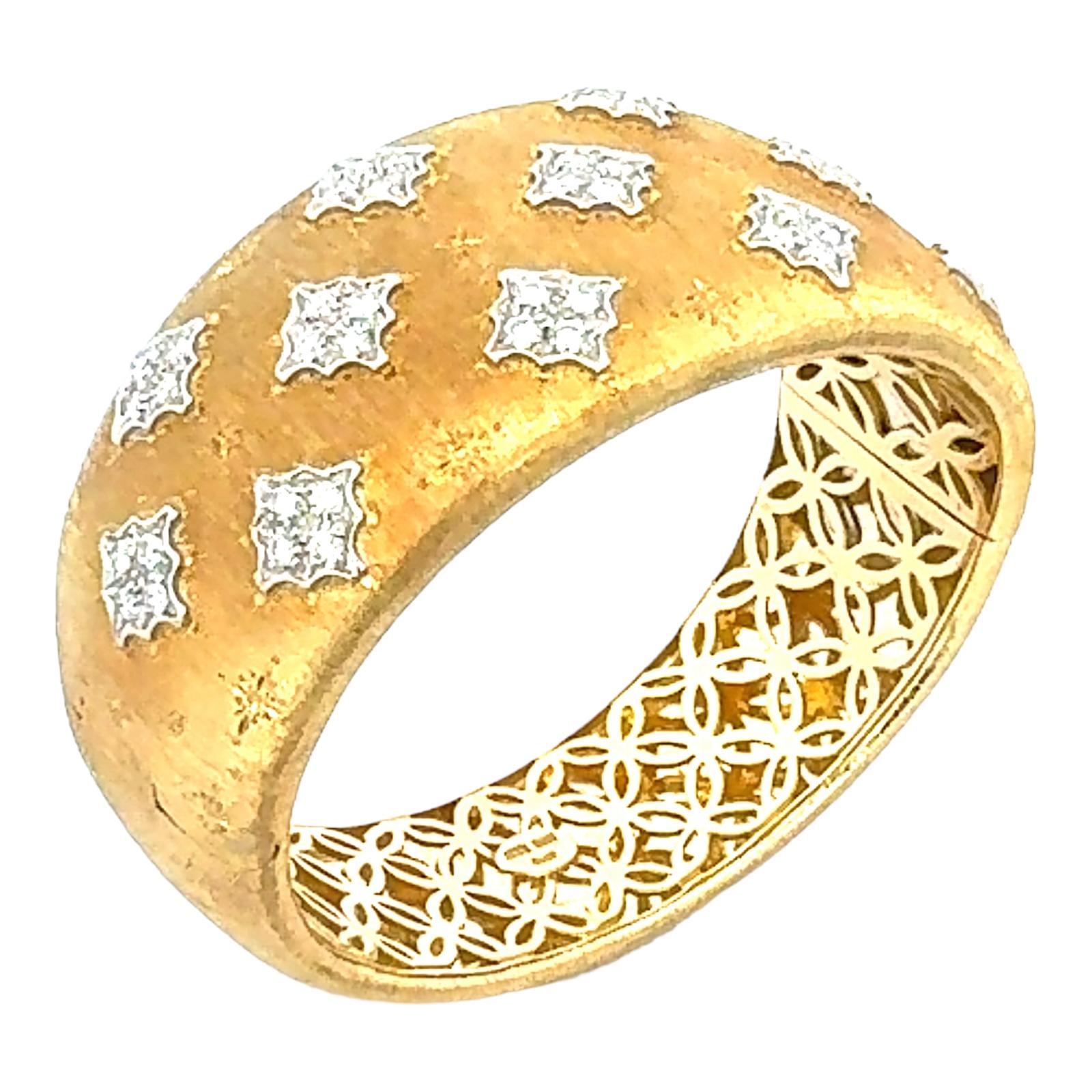 Italian Diamond Textured 18 Karat Two Tone Gold Wide Hinged Bangle Bracelet In Excellent Condition In Boca Raton, FL