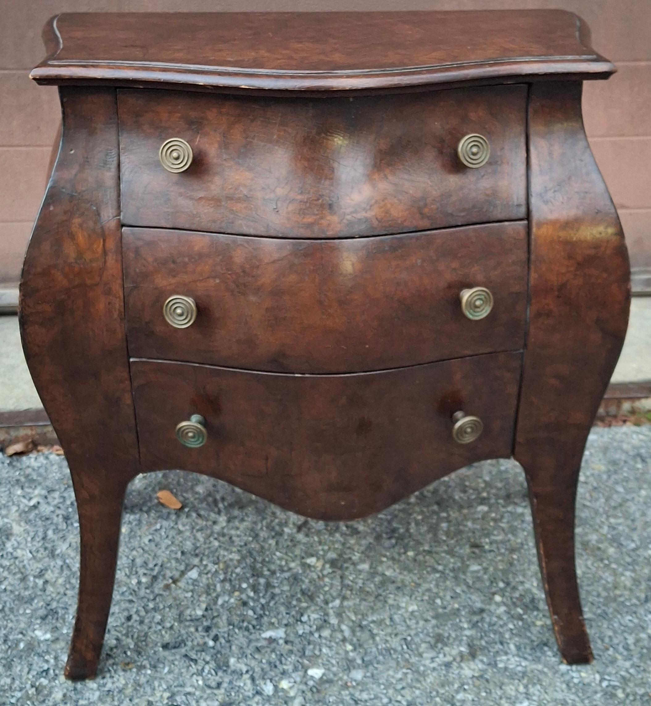 Cassettiera a tre cassetti in legno di noce Diminutive italiane. 
Tutti i cassetti funzionano senza problemi. Retro in Wood.
Dimensioni:  18