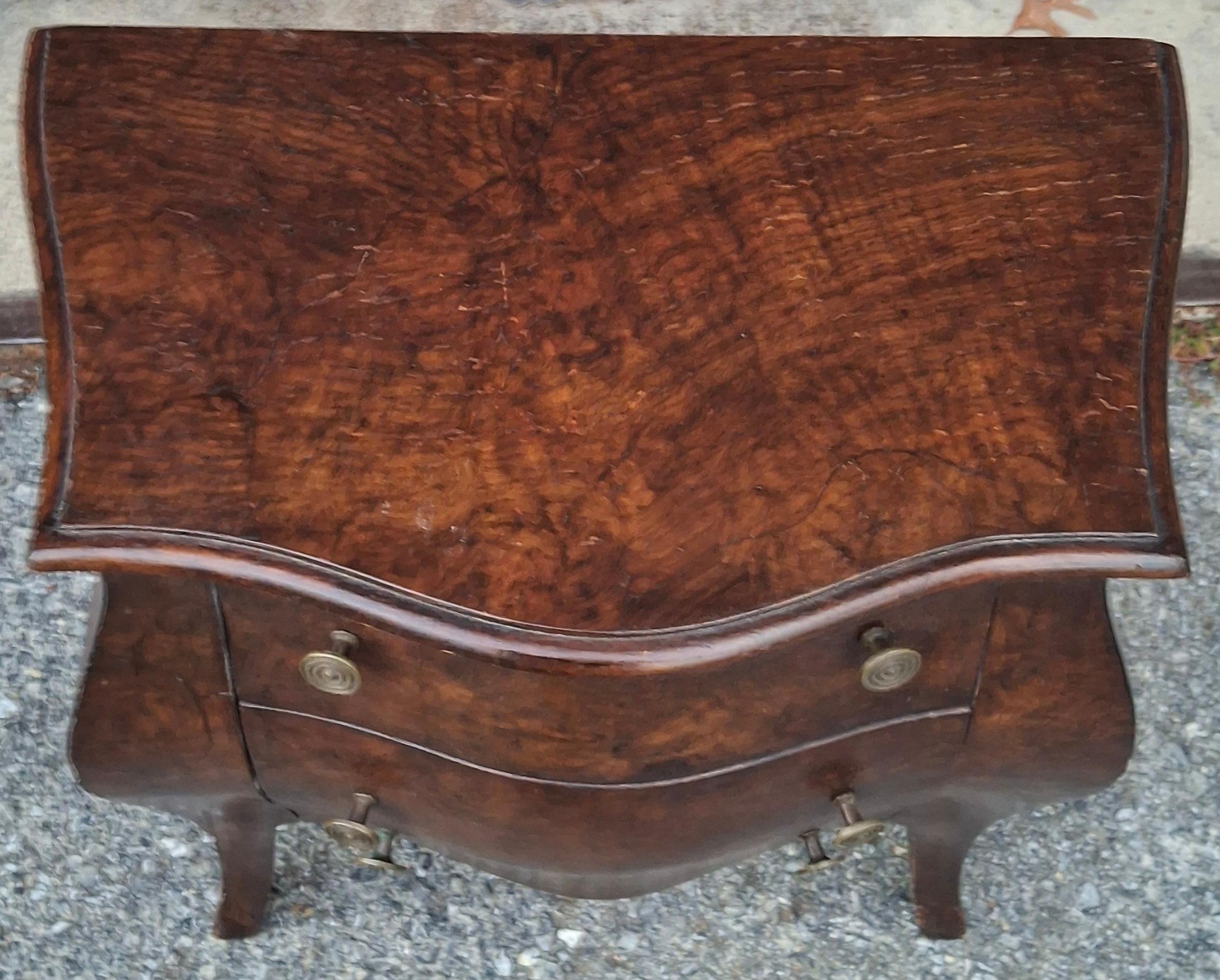 Altro Italian Diminutive Walnut Hardwood Three-Drawer Bombe Side Chest in vendita