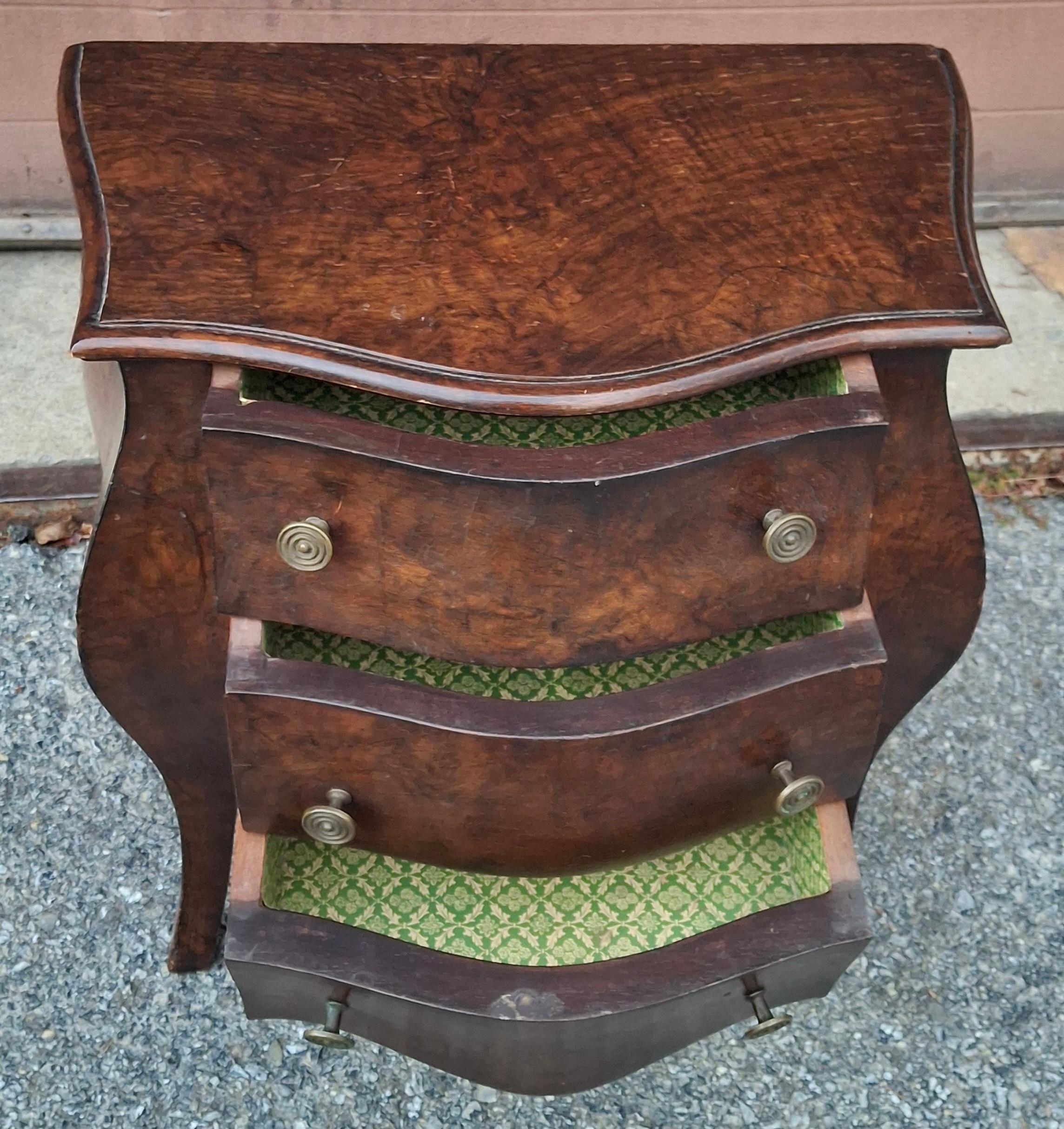 Italiano Italian Diminutive Walnut Hardwood Three-Drawer Bombe Side Chest in vendita
