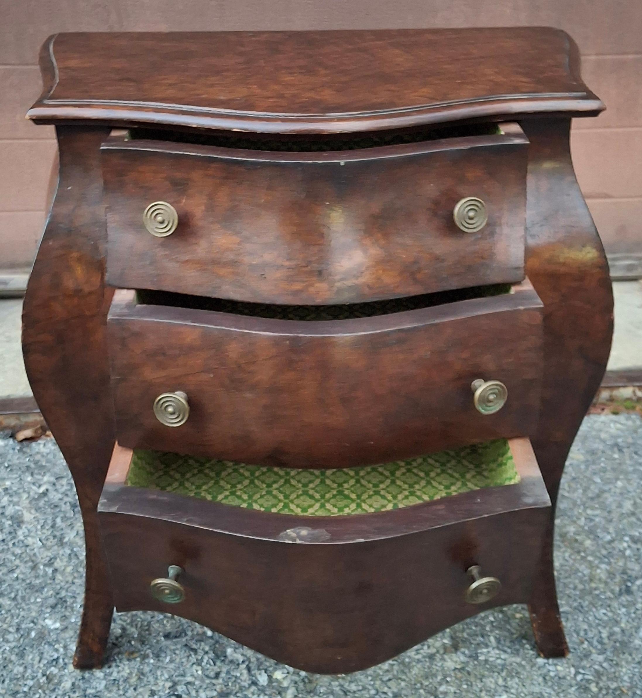Intagliato Italian Diminutive Walnut Hardwood Three-Drawer Bombe Side Chest in vendita