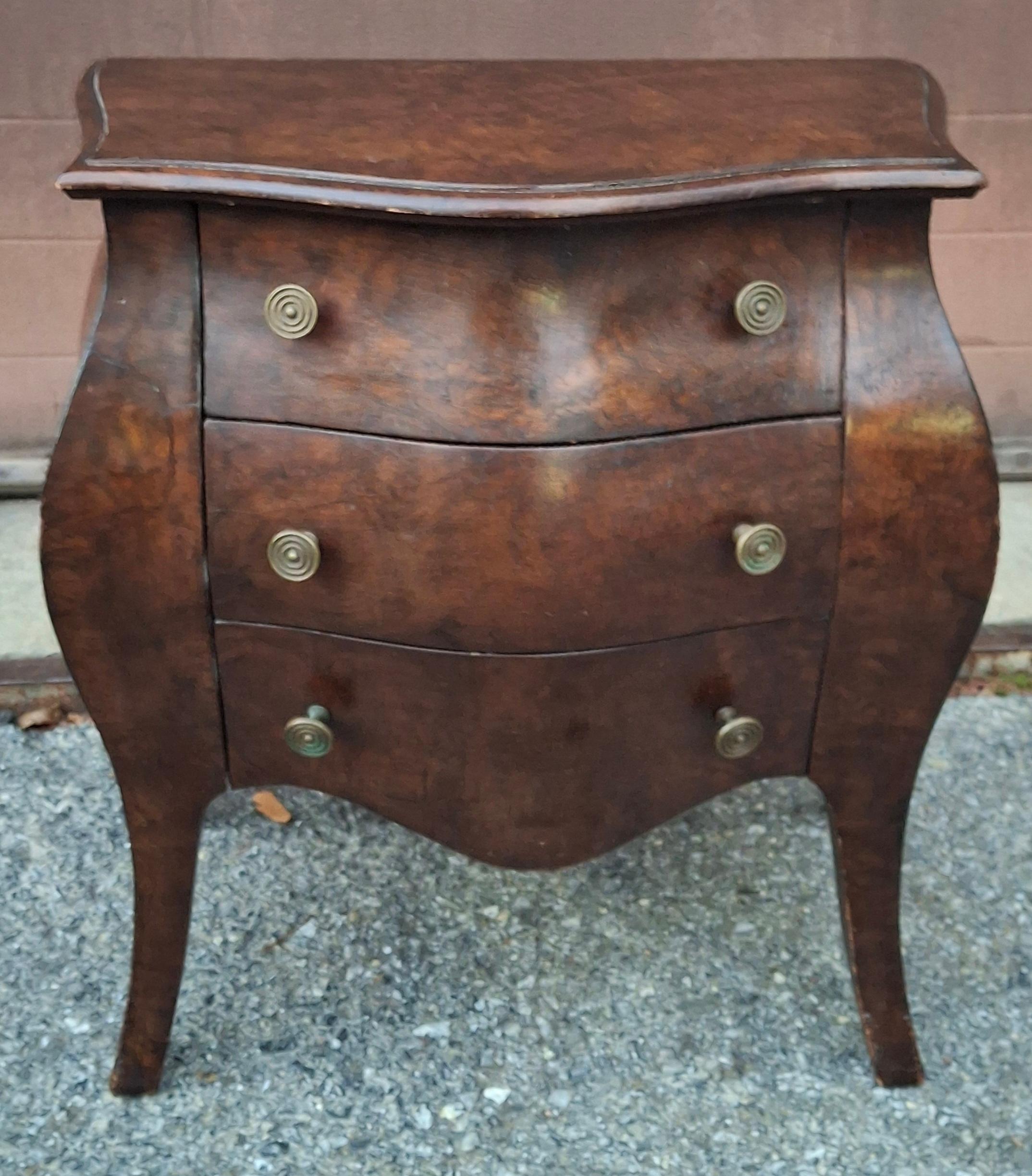 Italian Diminutive Walnut Hardwood Three-Drawer Bombe Side Chest In condizioni buone in vendita a Germantown, MD