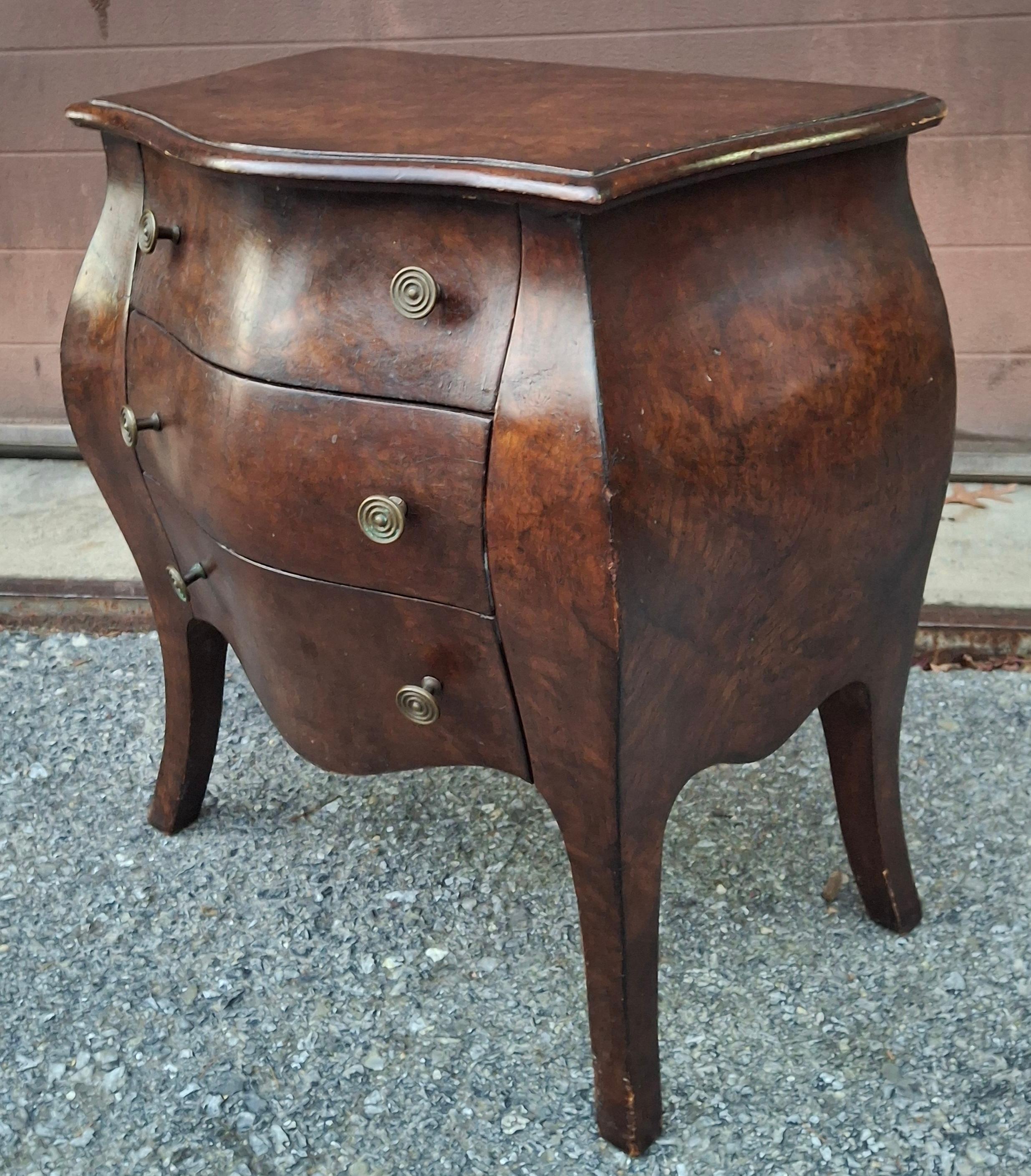 XX secolo Italian Diminutive Walnut Hardwood Three-Drawer Bombe Side Chest in vendita