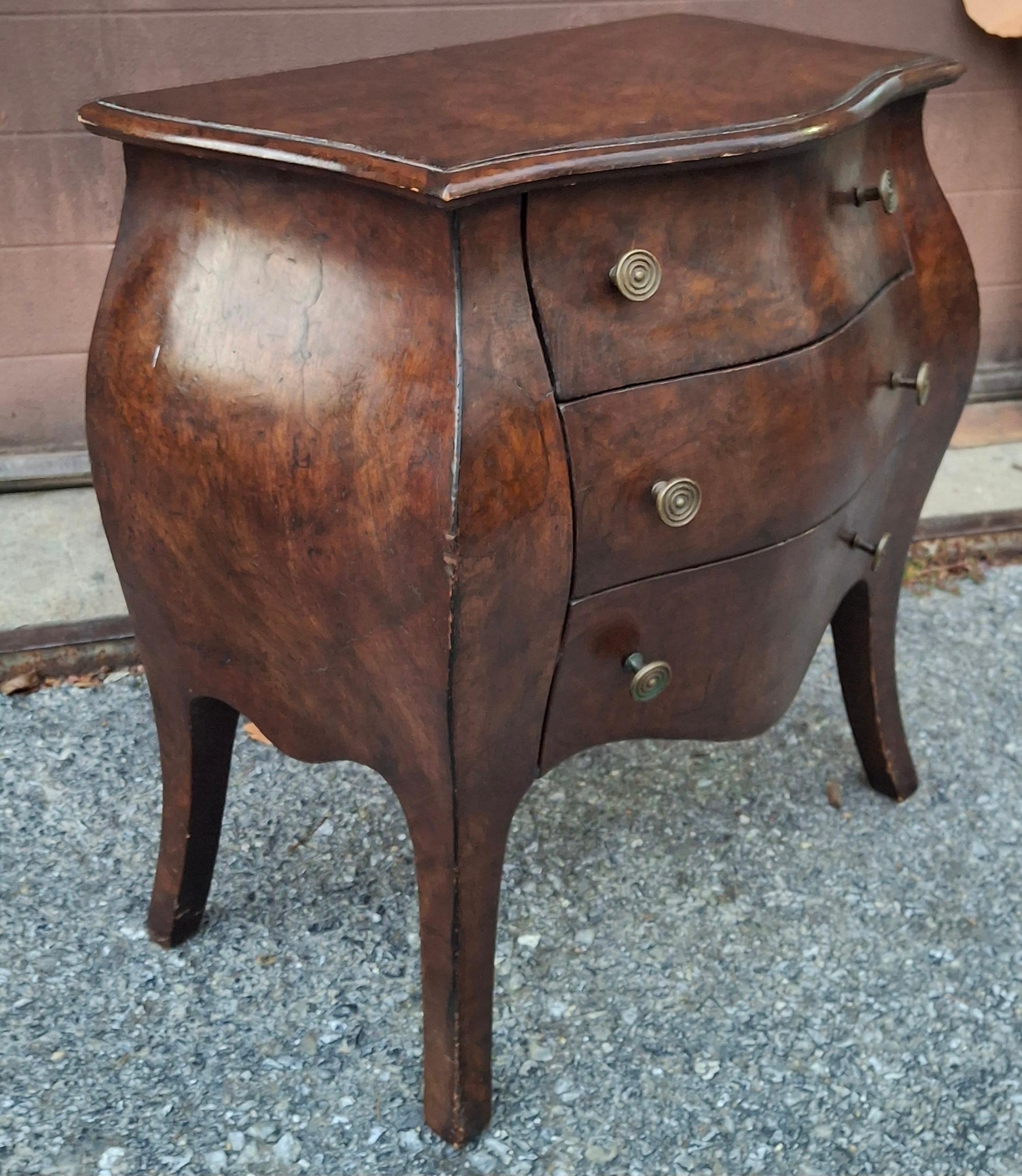 Noce Italian Diminutive Walnut Hardwood Three-Drawer Bombe Side Chest in vendita