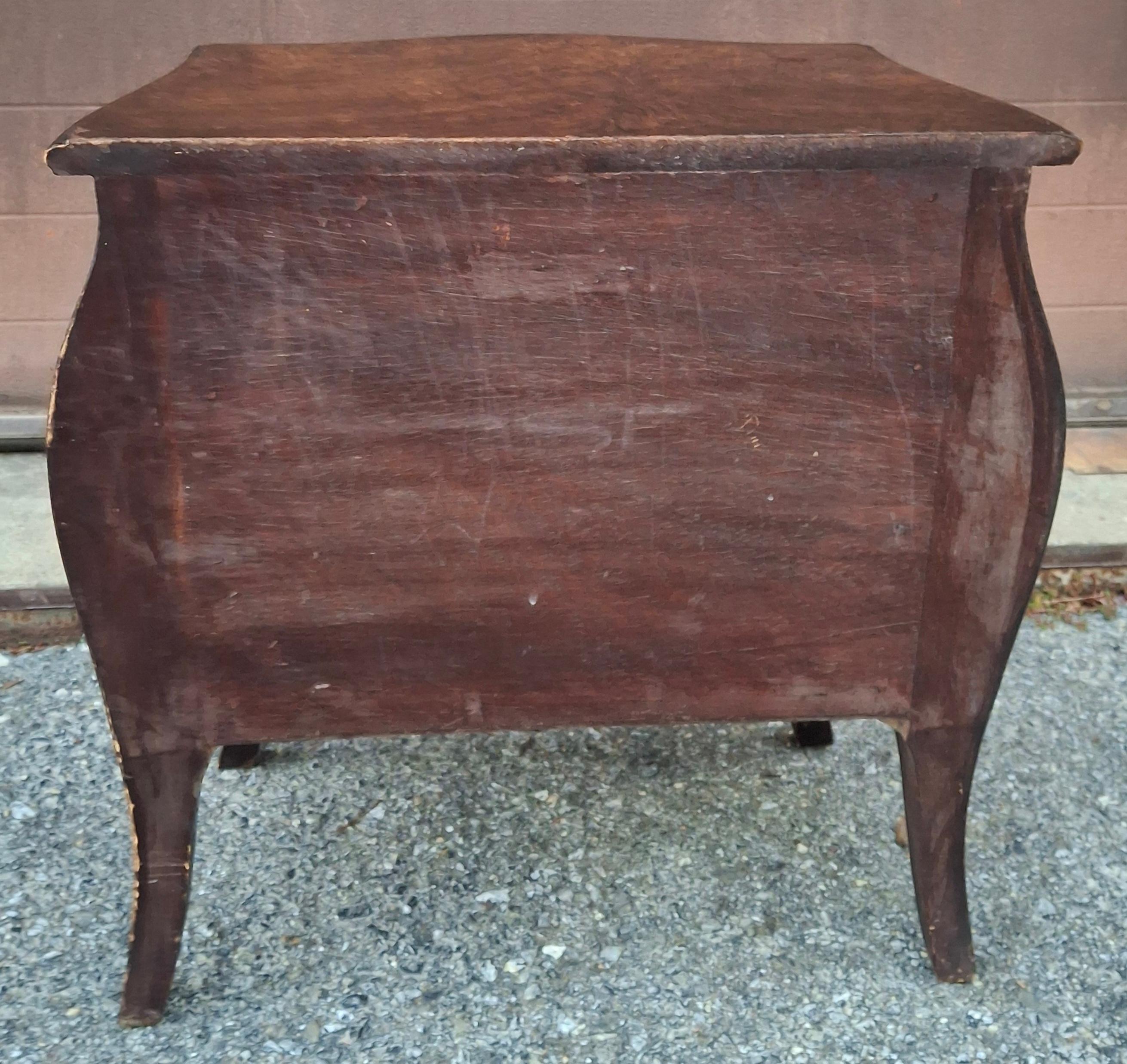 Italian Diminutive Walnut Hardwood Three-Drawer Bombe Side Chest in vendita 1