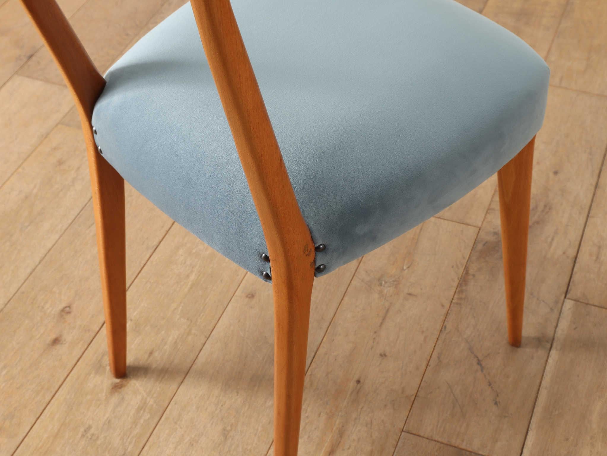 Los colores vivos y el elegante armazón de esta silla le dan un aspecto ligero y aireado. El asiento está retapizado en tela y tiene un grueso cojín para un asiento cómodo y espacioso. Su diseño sencillo pero distintivo es compatible con los muebles