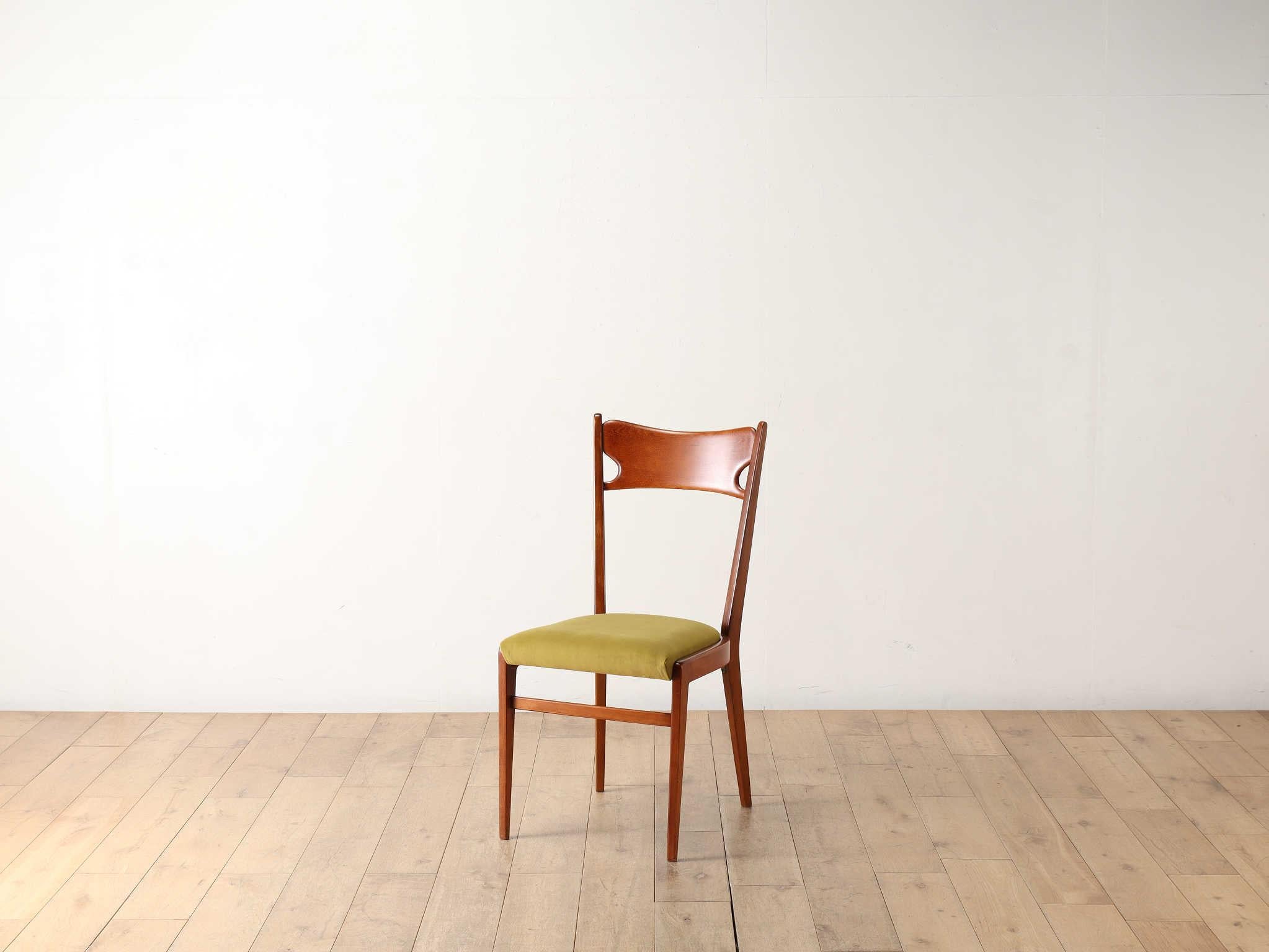 Italian vintage is characterized by smart and beautiful frames, and this dining chair perfectly embodies that style. It features elegant proportions and intricate design elements, offering unique details that distinguish it from British classic or