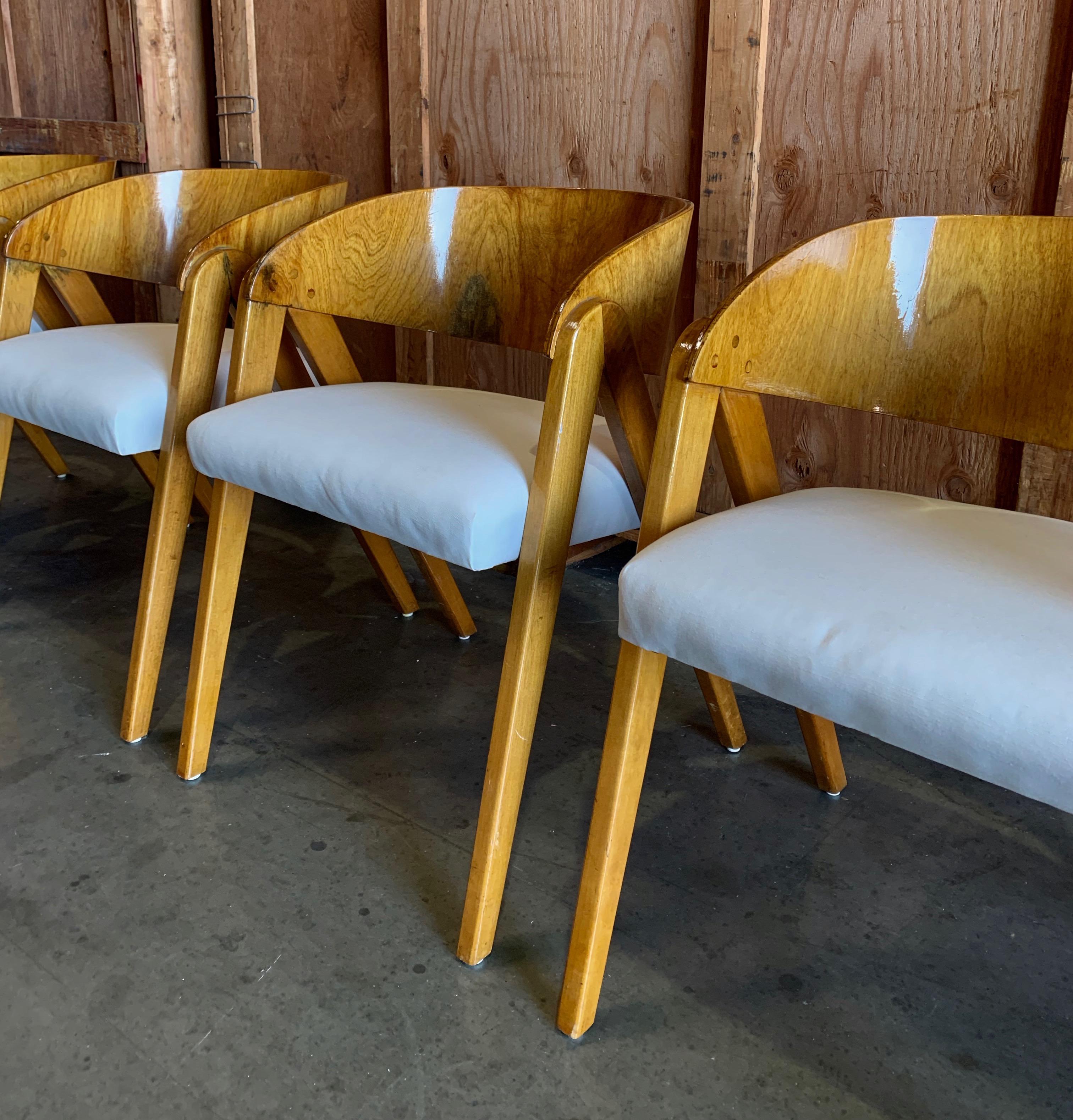 4 epische italienische Esszimmerstühle mit neu gepolsterten Leinen-Sitzflächen, die sich durch ihr Fassrücken-Design und die Massivholz-Details perfekt für ein Frühstückszimmer, einen Kartentisch oder ein Büro eignen.