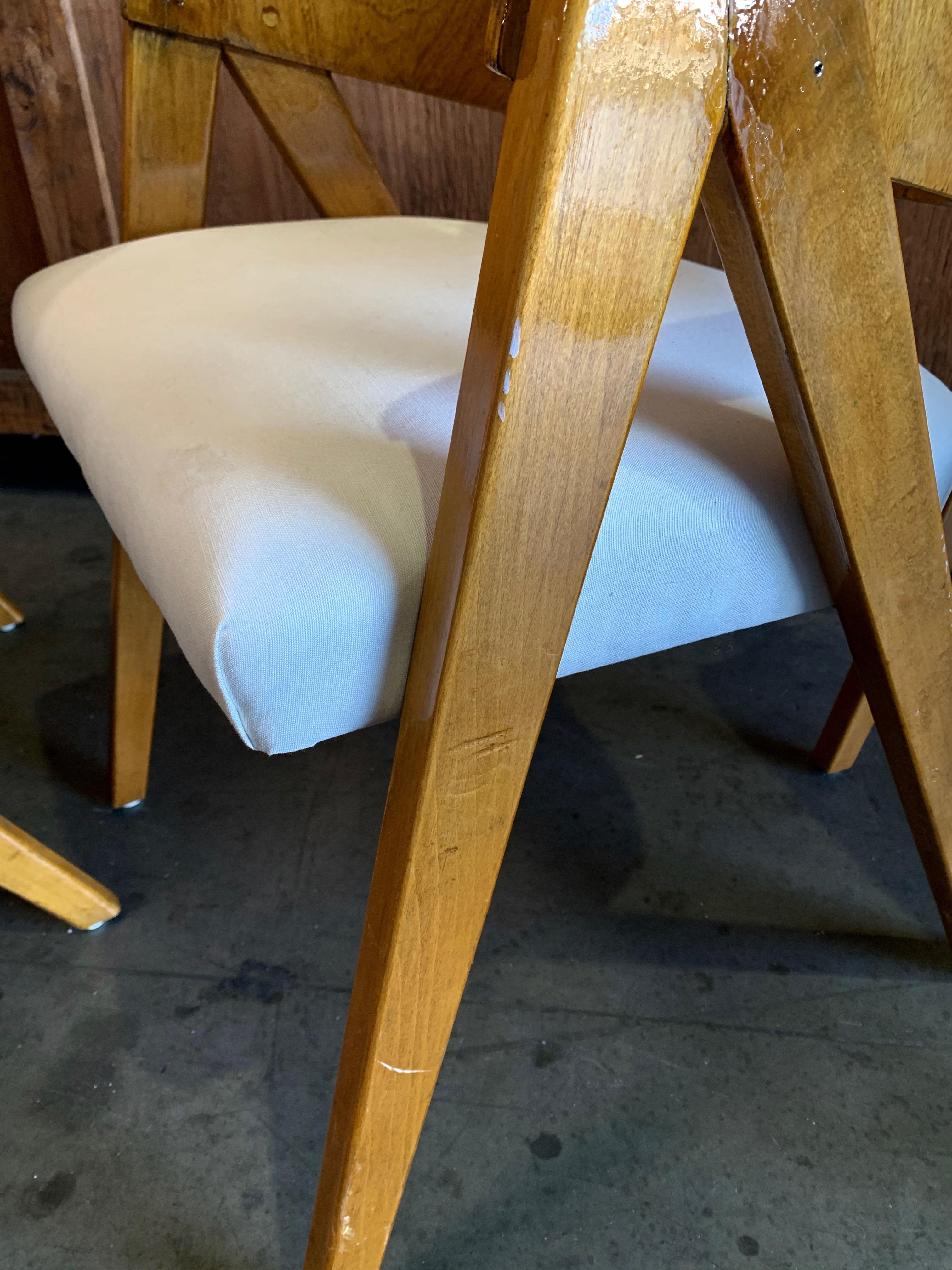 Italienische Barrel Back Esszimmerstühle mit glänzendem Nussbaum Finish (Walnuss) im Angebot