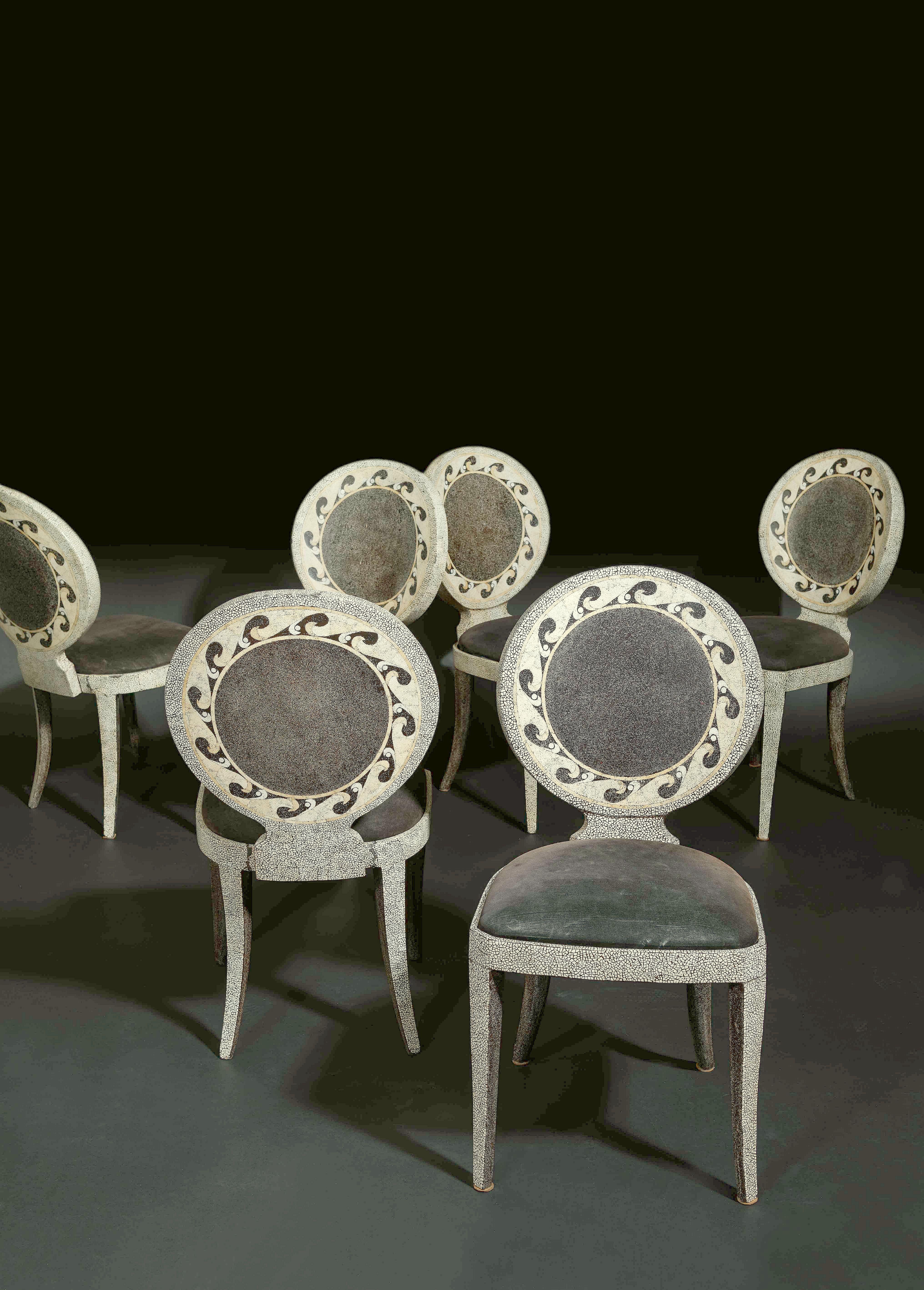 Italian Dining Ensemble of a Center Table and 6 Chairs with Eggshell-Marqueterie In Fair Condition For Sale In Walkertshofen, Bavaria