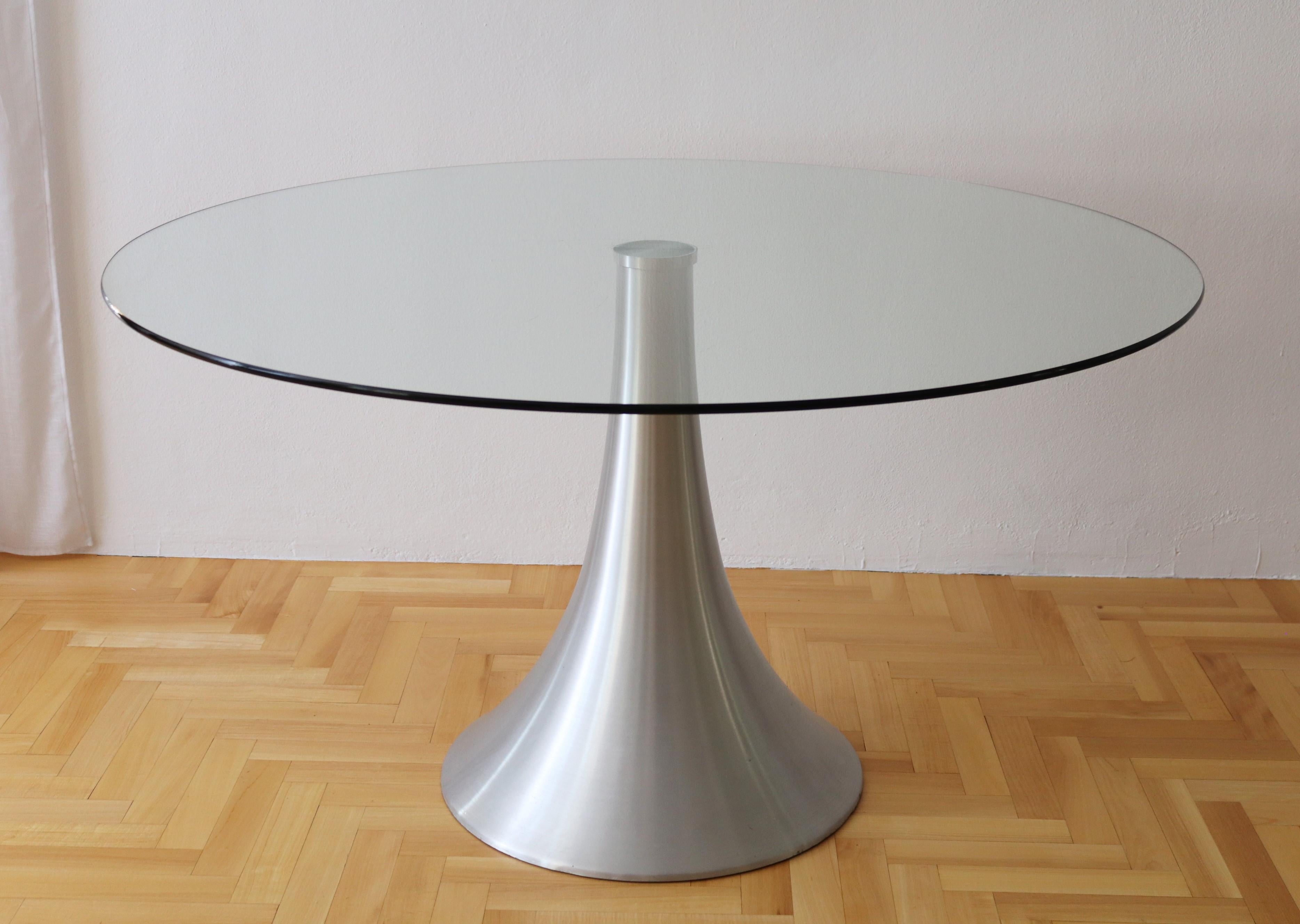 Beautiful dining table back from the 1970s made of strong aluminium base in tulip shape with round glass top.
Made in Italy during the 1970s.
The tulip base has some small signs on the base (see pictures) and few light normal scratches on the