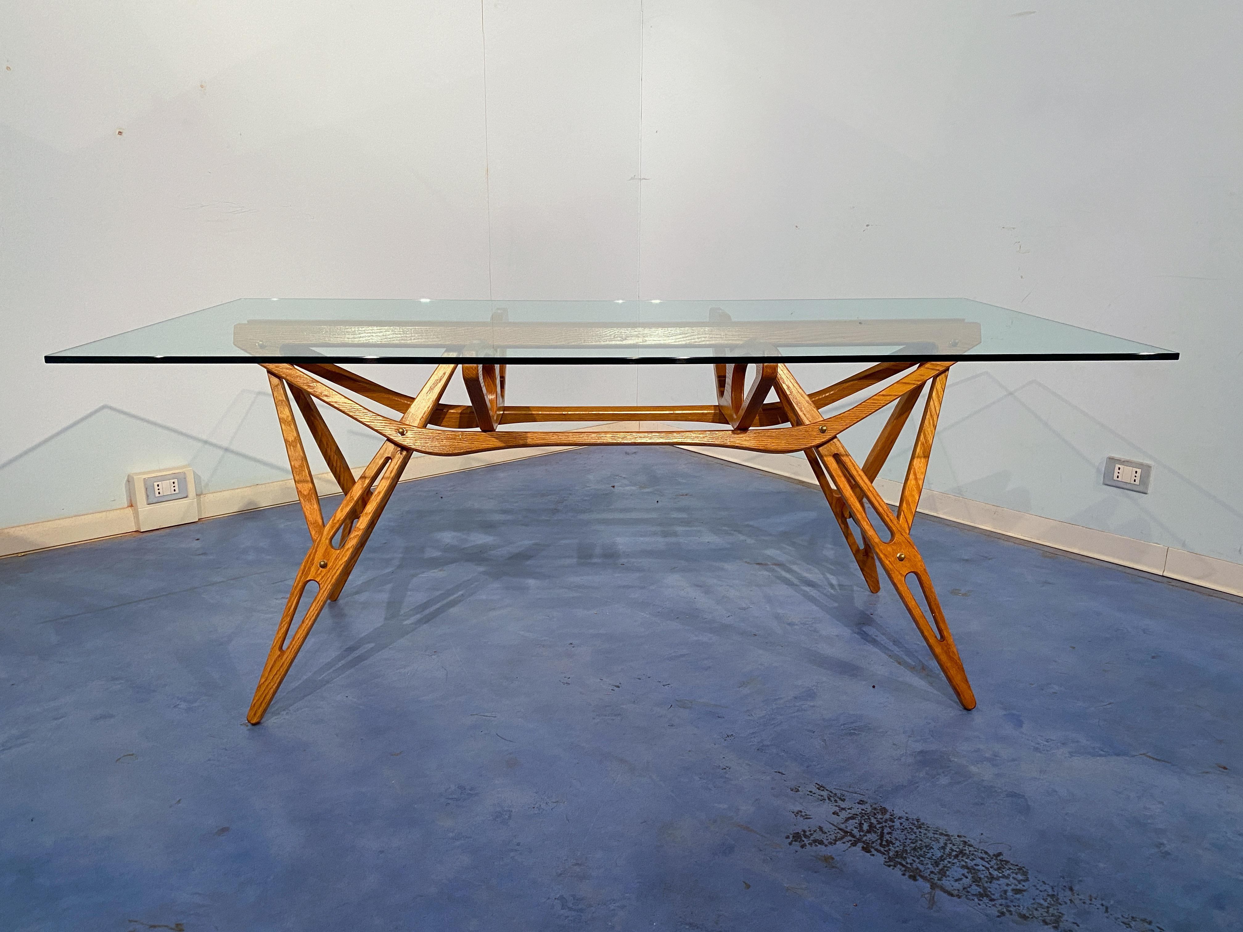 Cette splendide table a été conçue par Carlo Mollino en 1947 pour les bureaux de Reale Mutua Assicurazioni à Turin. La table est devenue une icône du design italien (l'original vendu aux enchères chez Christie's a atteint le chiffre record de 3,8