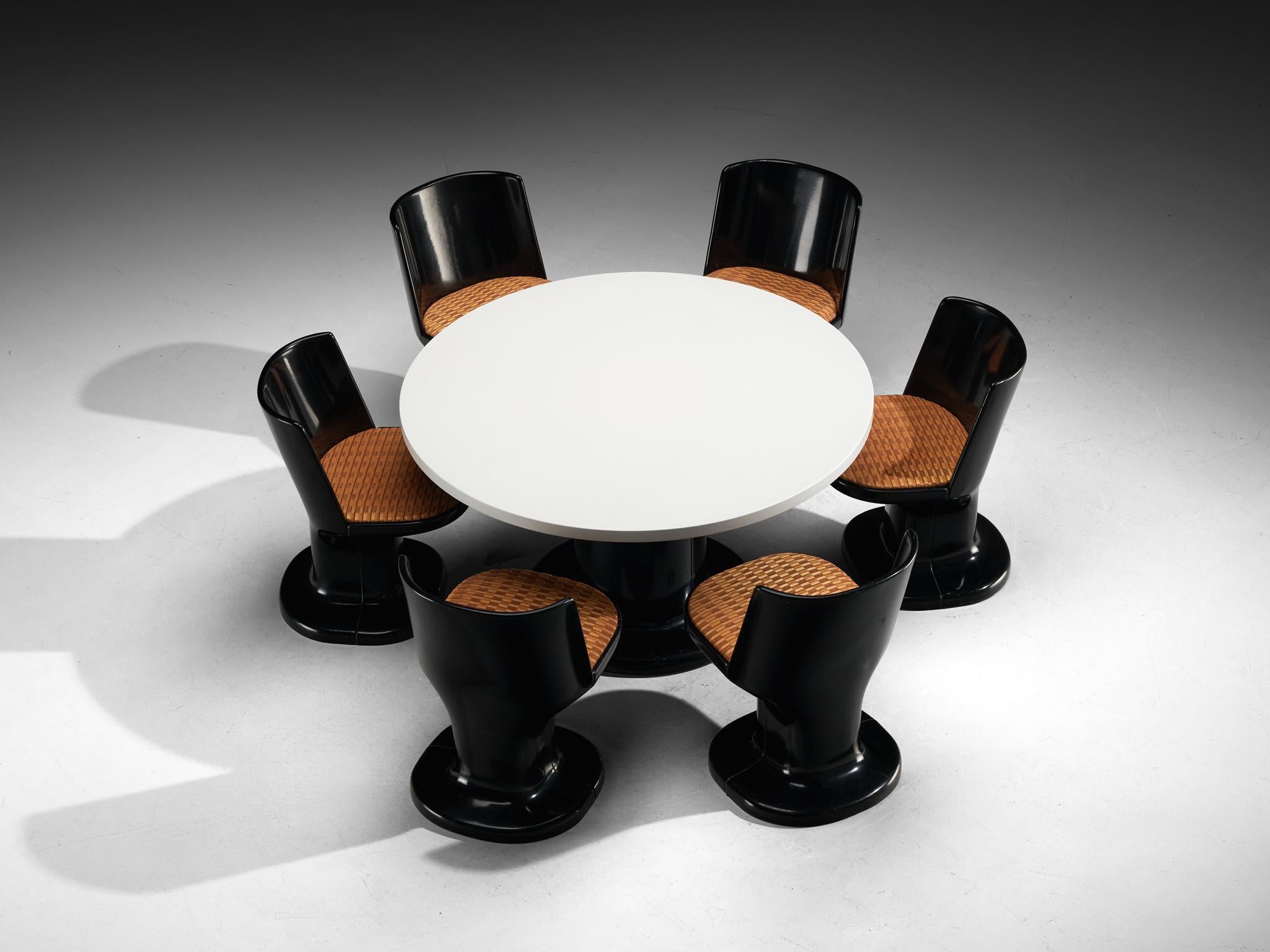 Juego de comedor con mesa y sillas, madera lacada, tela, Italia, años 70

Un precioso juego de comedor fabricado en Italia en la década de 1970. Este conjunto posmoderno se erige como una exquisita pieza central, que llama la atención por su uso de