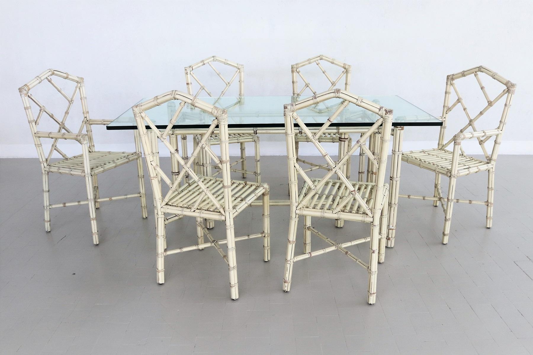 Magnifique ensemble de 6 chaises. Deux des chaises sont des fauteuils pour chaque extrémité de la table.
L'ensemble est composé de panneaux de bois de bambou peints en blanc coquille d'œuf.
À l'intérieur des bâtons de bambou se trouvent des tubes