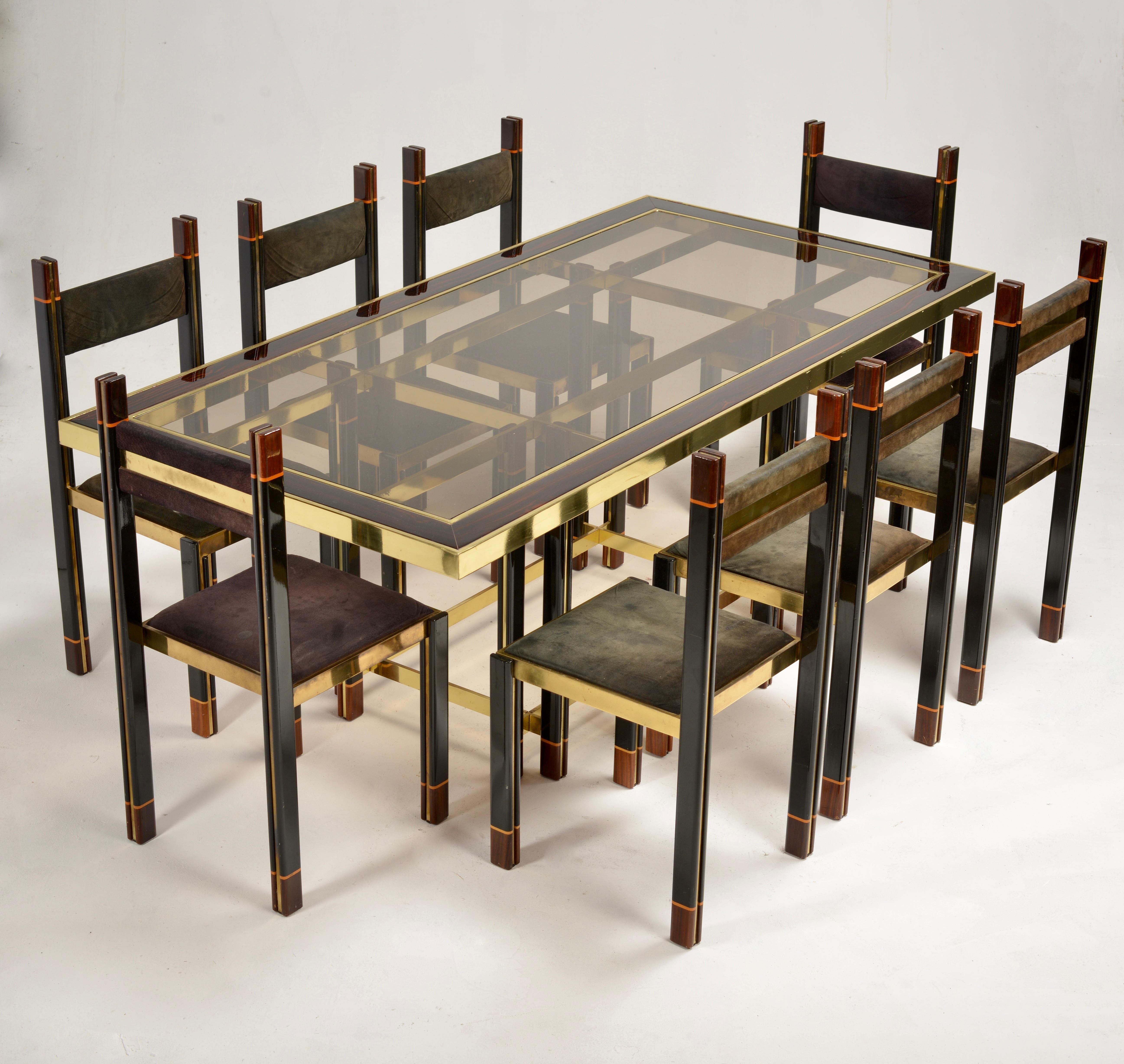Wir präsentieren eine schöne italienische Esszimmergarnitur aus der Jahrhundertmitte, entworfen von Paolo Barracchia für Roman Deco, um 1978. Das Set besteht aus einem Esstisch mit Rauchglasplatte und acht Stühlen, die aus einem massiven