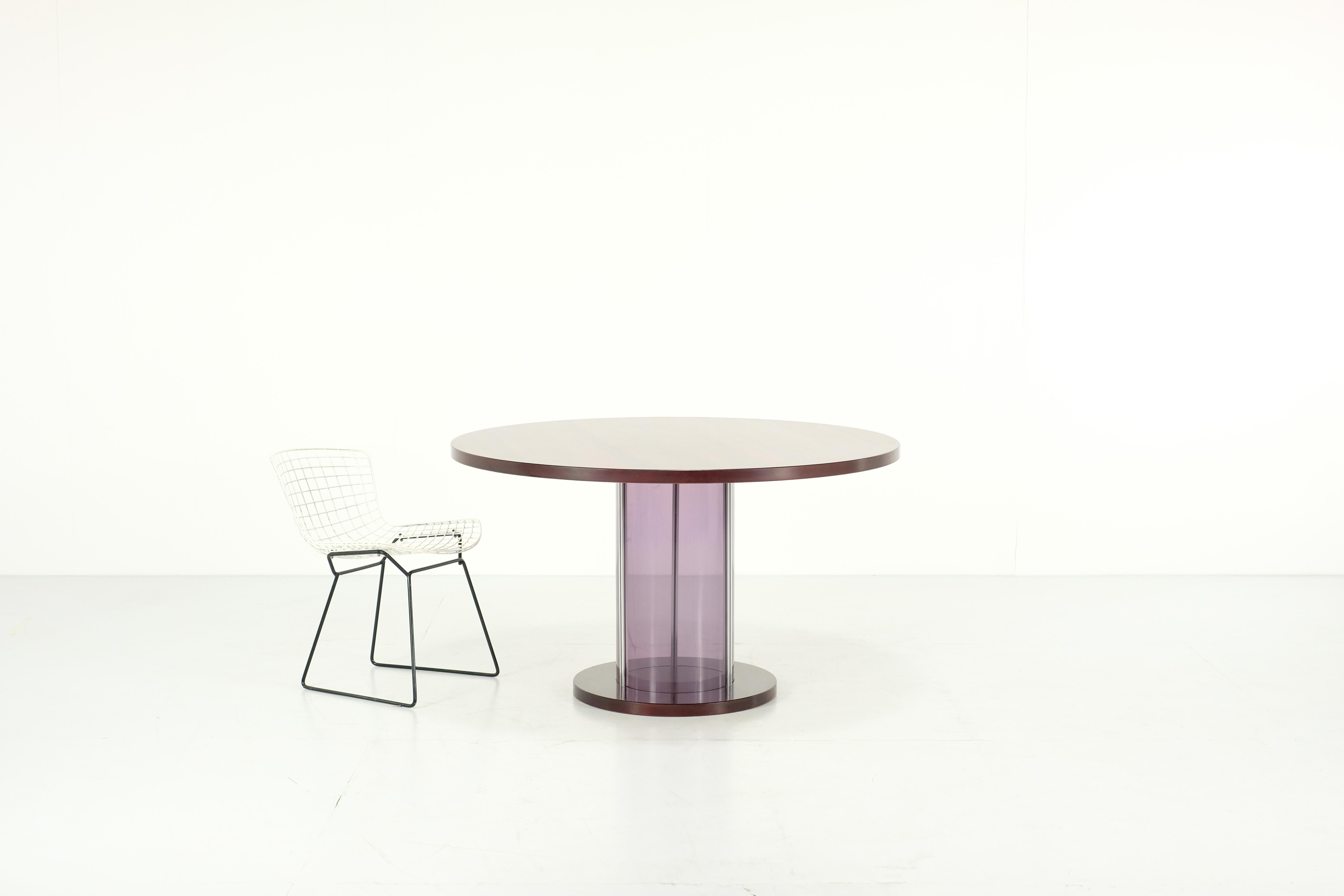 Magnifique table italienne des années 1970. Il possède une superbe structure en plexiglas de couleur mauve très clair. Ce plexiglas n'a subi aucun dommage, cependant il présente quelques rayures dues à l'usure naturelle de l'objet (détails sur les