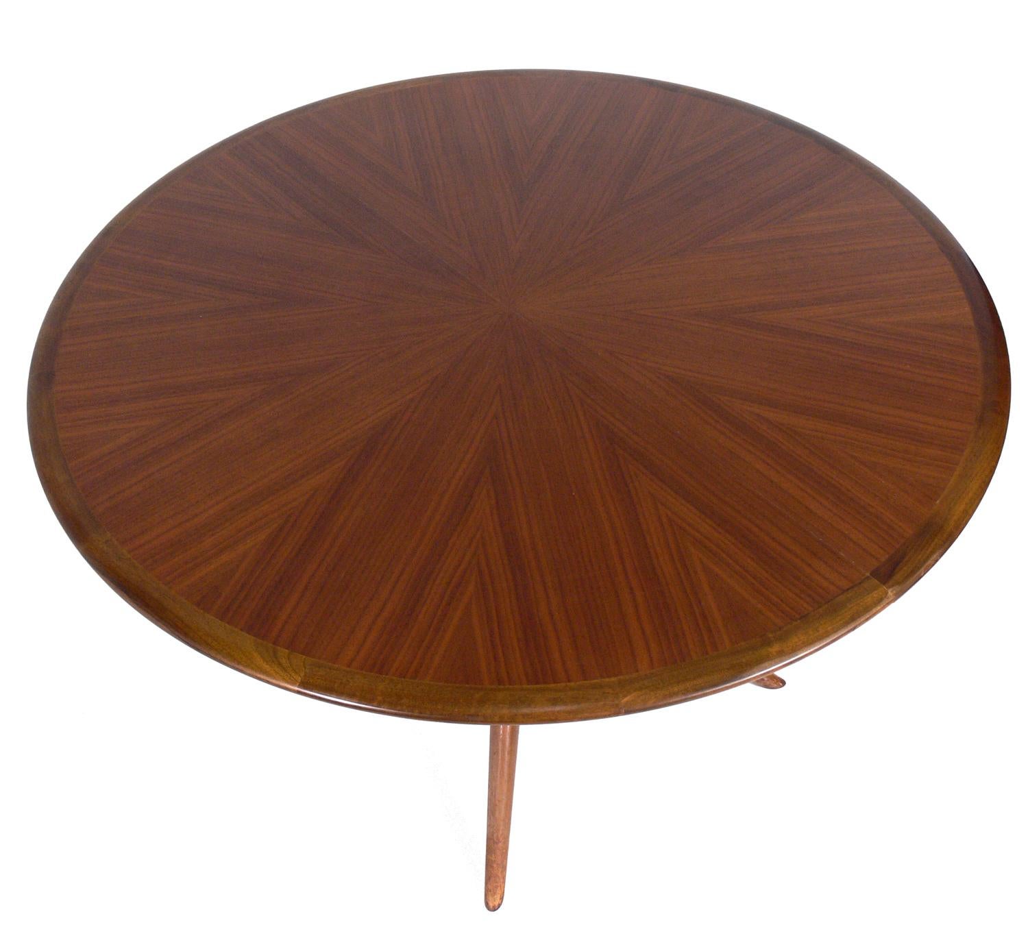 Elegant midcentury Italian dining table, design attributed to Melchiorre Bega, Italy, and possibly imported by the Erno Fabry Company, circa 1950s.
Beautiful starburst Italian walnut veneer top.

It can go from a compact footprint of a 45