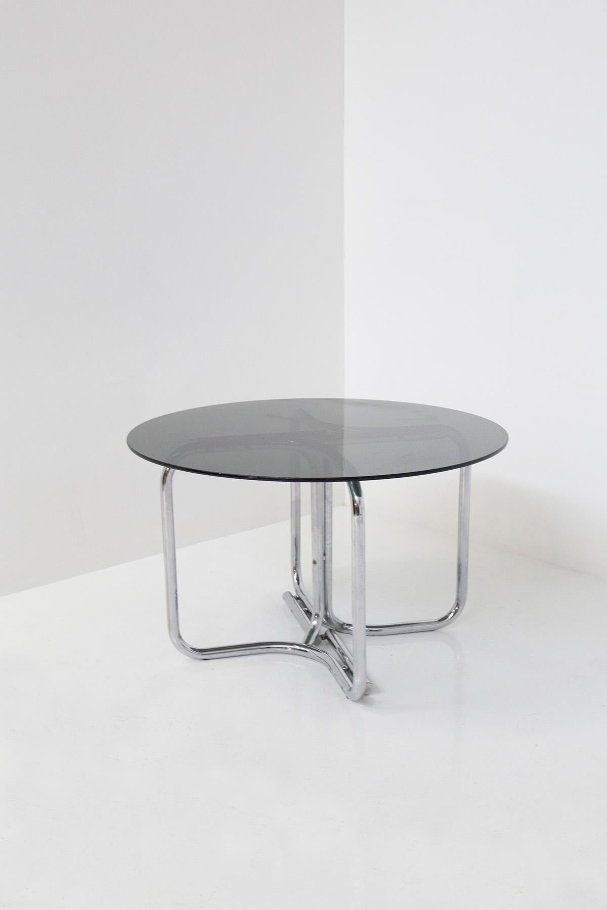 Italian table by Giotto Stoppino from the 1970s. The table is the perfect piece of furniture for those who want to have a purely 70s style or for those who like clean and essential lines. 
Its Tubular Steel Structure, where the tubes intertwine