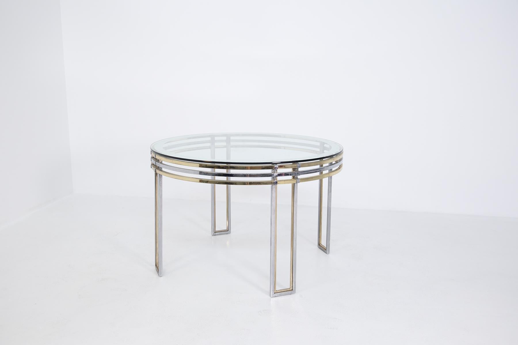 Italienischer geometrischer runder Tisch aus den 1970er Jahren im Space-Age-Stil, entworfen von Romeo Rega. Dieser Esstisch ist ein Meisterwerk des Designs, das hochwertige Materialien mit einer kühnen, modernen Ästhetik verbindet. Das Gestell des