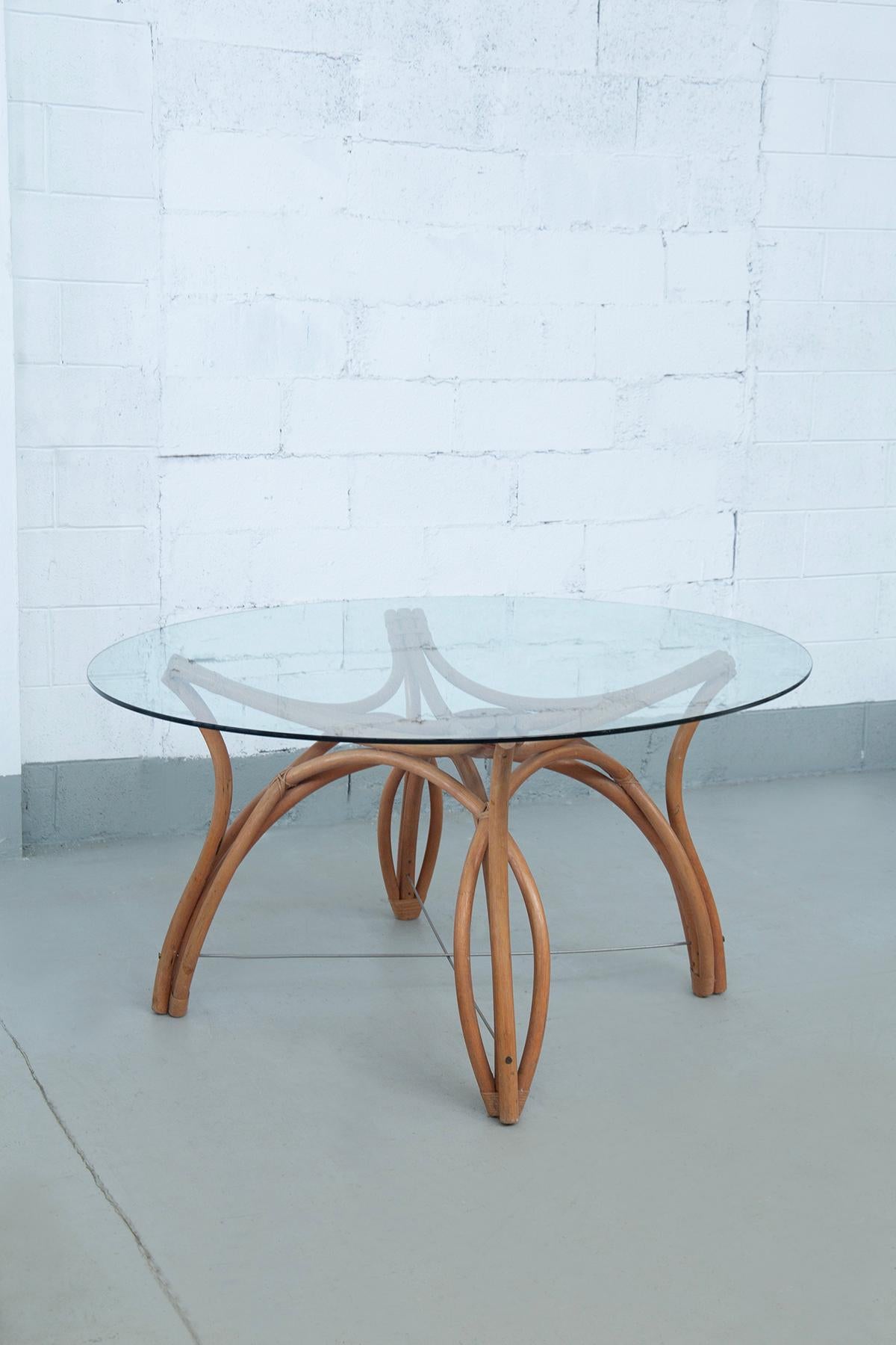 1970s Italian Bamboo and Rattan Table to Vivai del Sud – Round Glass Top with Sculptural Base
A striking example of 1970s Italian design, this round bamboo and rattan table is attributed to Vivai del Sud, the renowned Italian workshop celebrated for