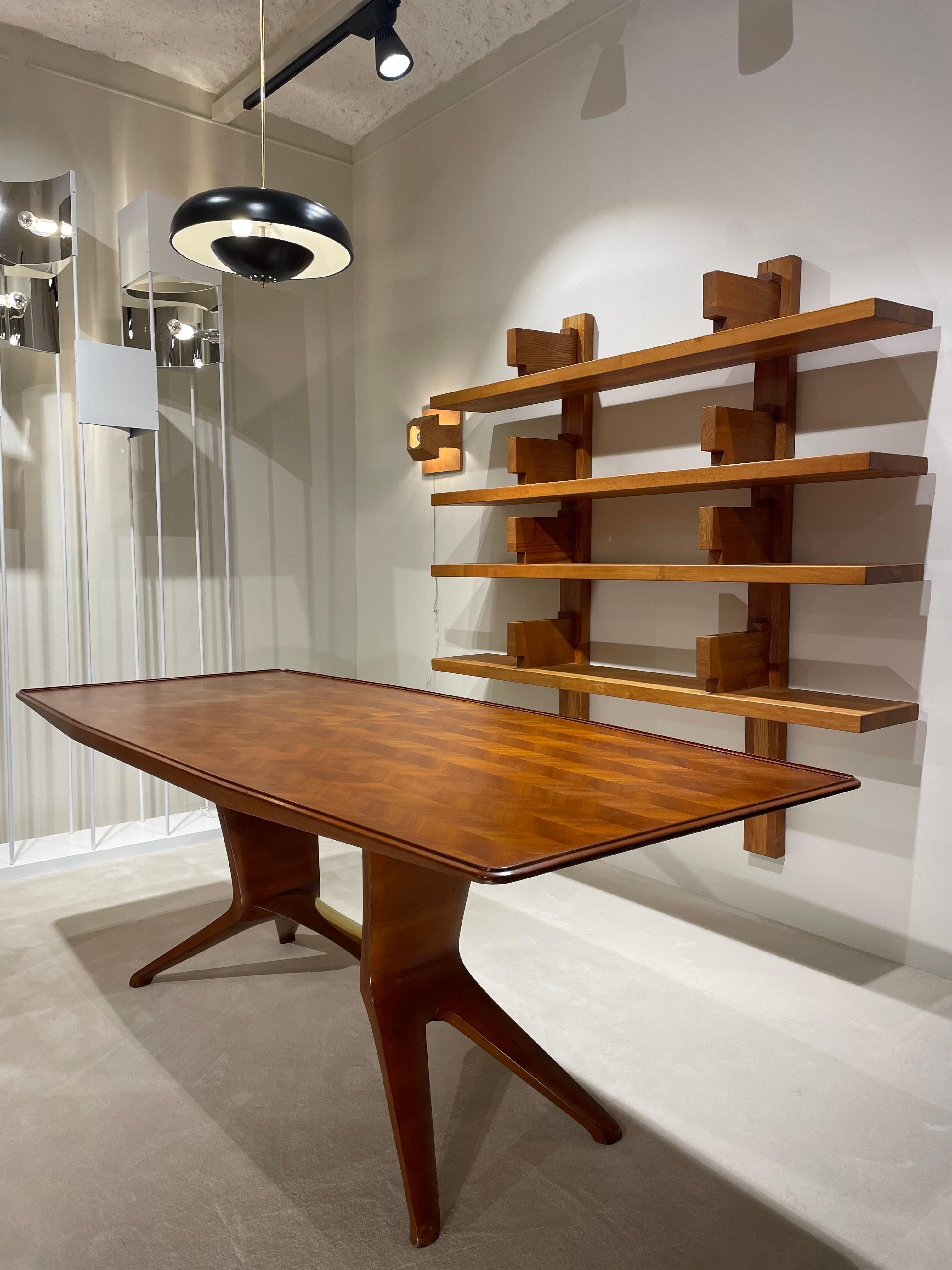 Table de salle à manger italienne en bois de frêne. Base centrale en laiton. 70's

Bon état

Dimension : L 212 cm x P 92 cm x  H78 cm
