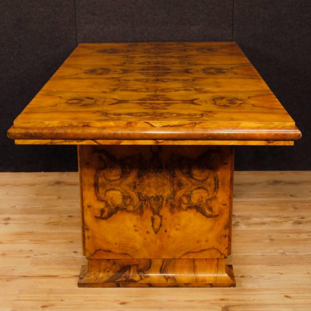 Italian Dining Table in Burl Walnut Wood in Art Deco Style from 20th Century In Good Condition In Vicoforte, Piedmont