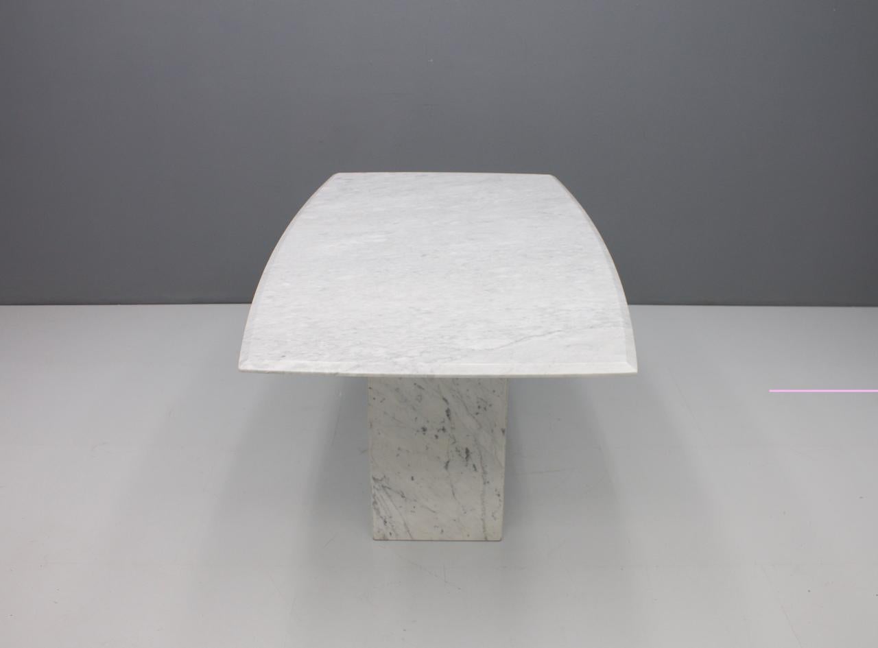 Italian Dining Table in White Carrara Marble with a Boat-Shaped Top, 1970s 2