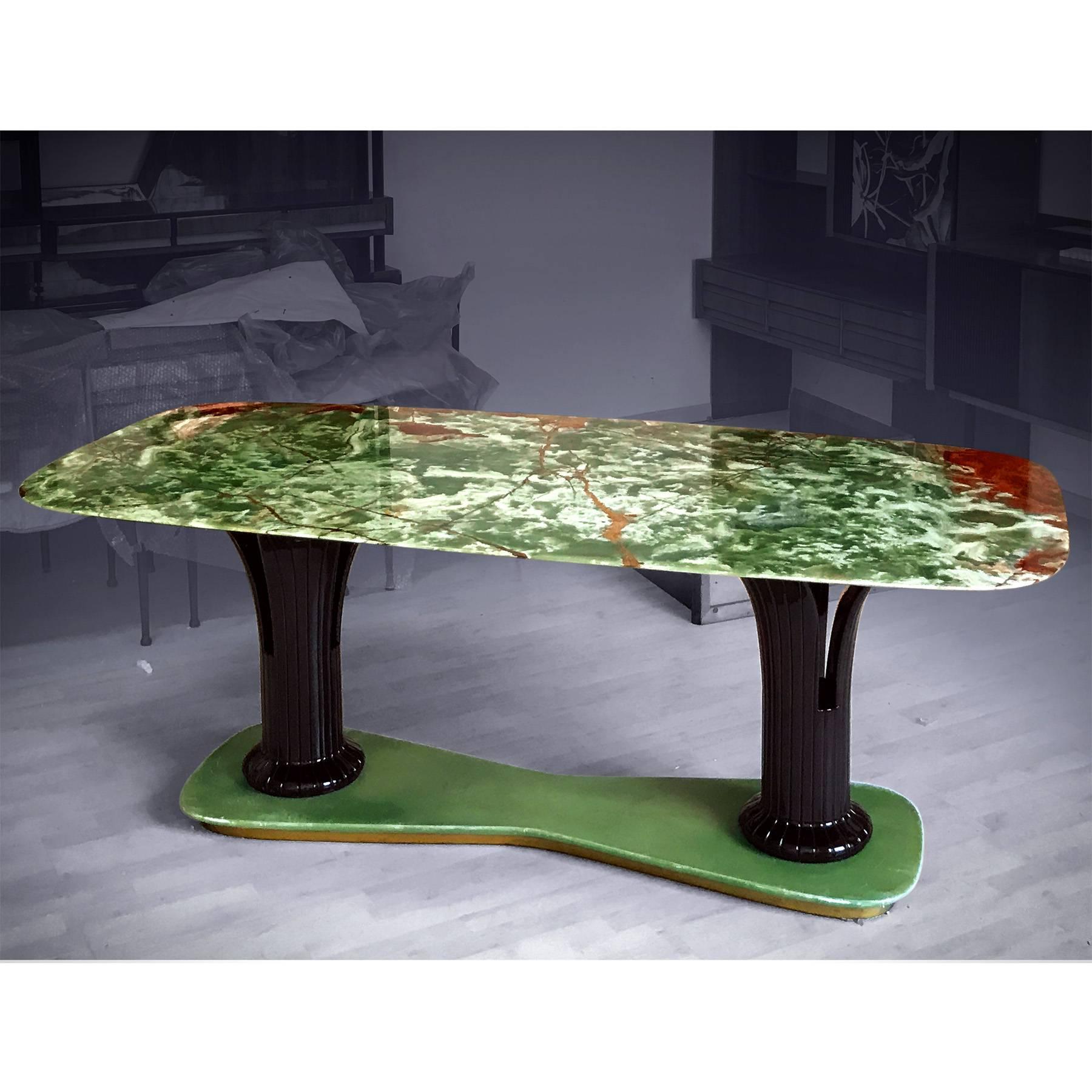Stylish design for this dining table of the 1950s attributed to La Permanente Mobili Cantù.
The tabletop is made of Pakistan green onyx, very rare marble chosen by the most important Italian Designers and Manufacturers of the 1950s to increase the