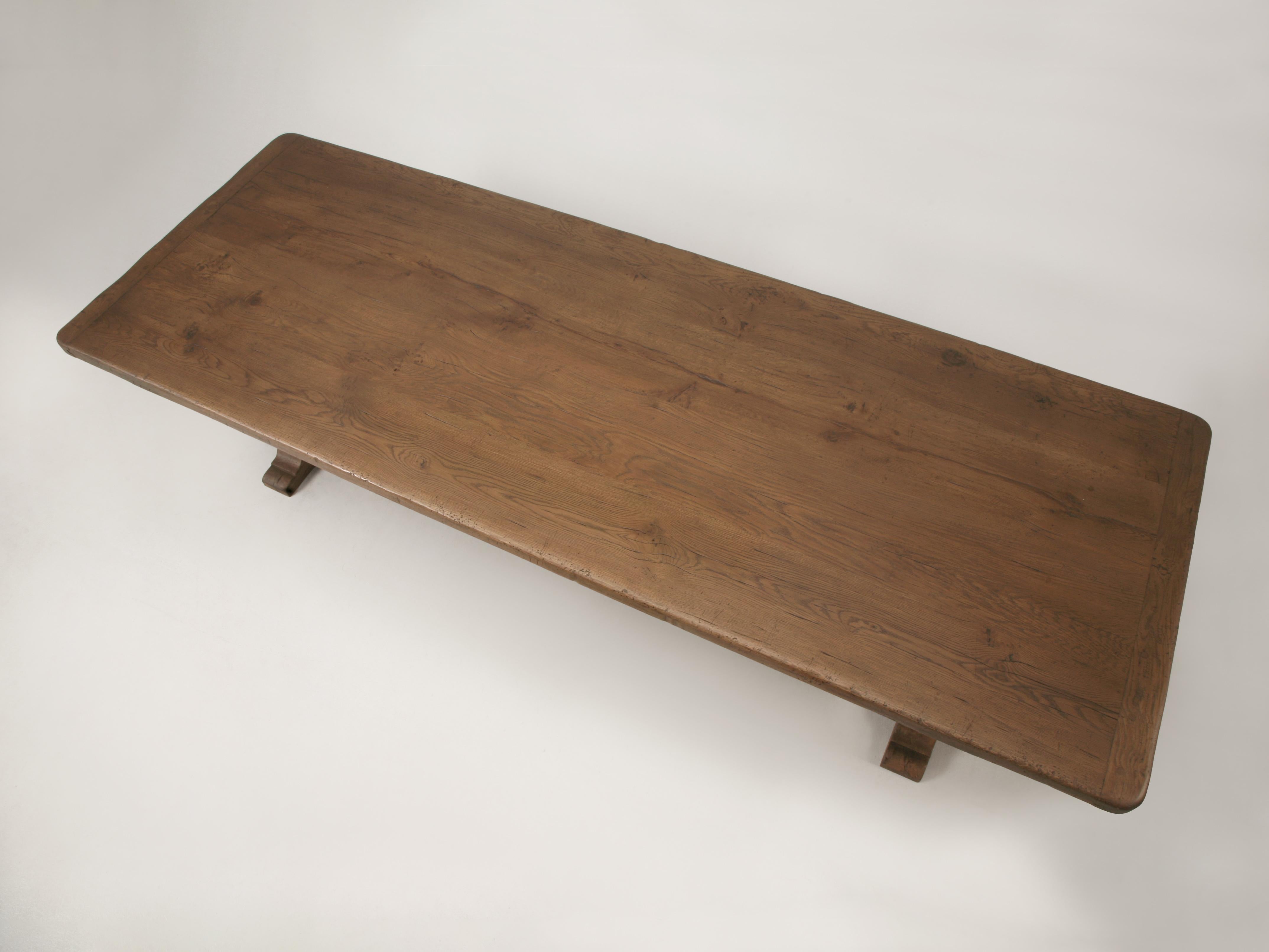 Nous fabriquons actuellement ces tables de salle à manger ou de cuisine à tréteaux d'inspiration italienne et campagnarde dans notre atelier Old Plank à Chicago. Cette table de salle à manger ou table de cuisine à tréteaux d'inspiration italienne a