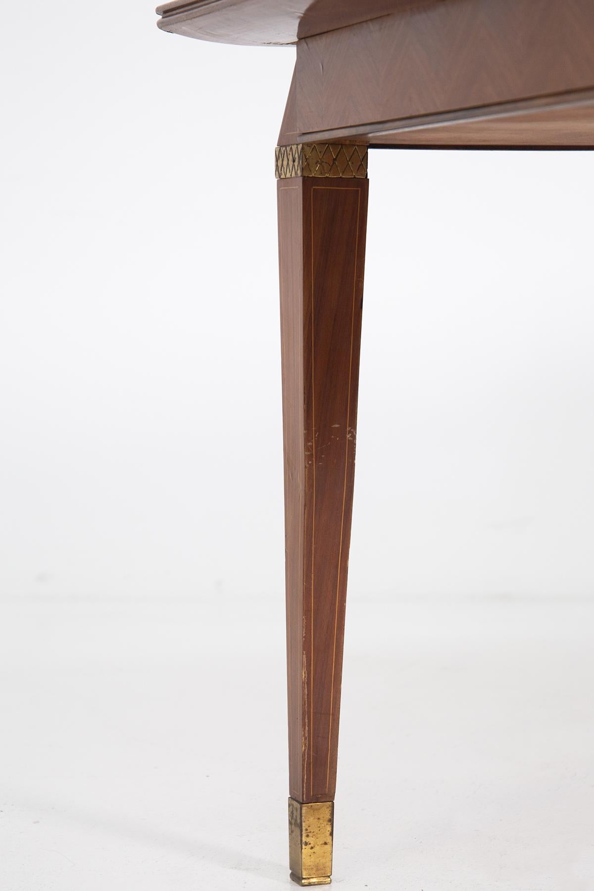 Italienischer Esstisch im Stil von Paolo Buffa aus Holz, Messing und Rauchglas im Angebot 1