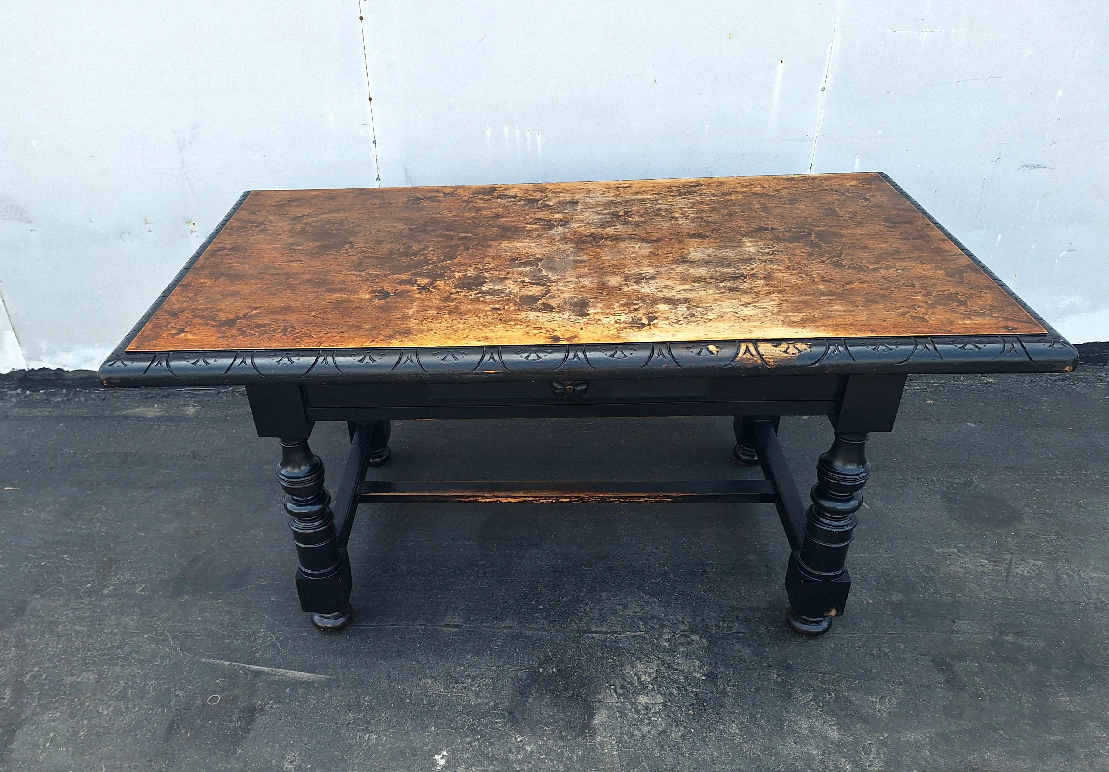 Antico tavolo da pranzo italiano .Tavolo Bolognese in condizioni originali  .legno di noce fatto a mano.
Consegna a domicilio negli Stati Uniti continentali 2-4 settimane $495