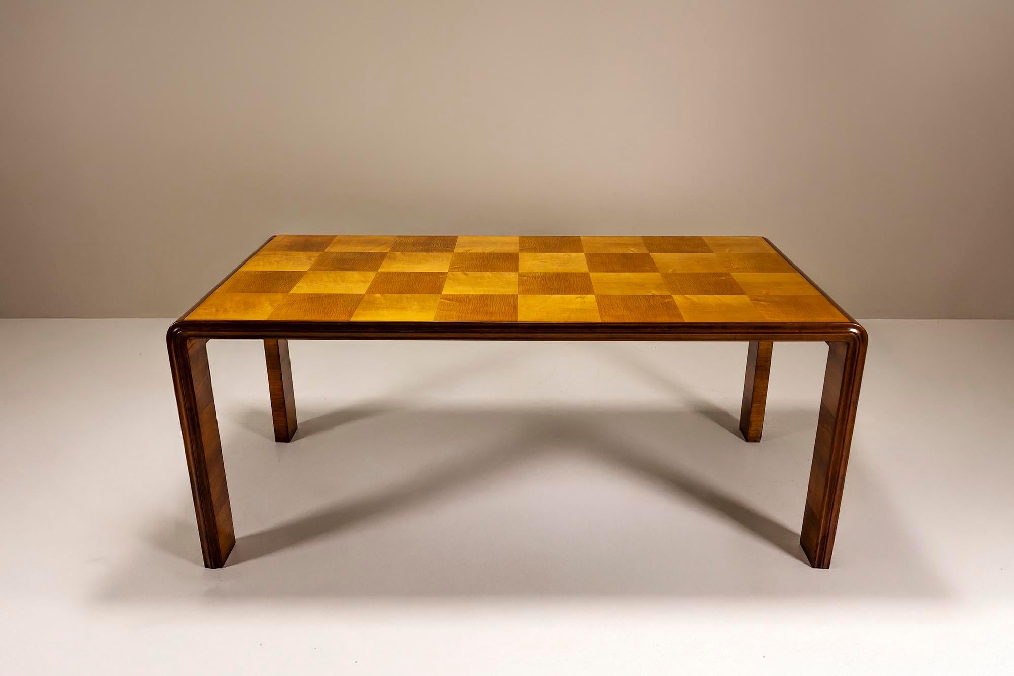 Italienischer Esstisch mit karierter Intarsie im Stil von Paolo Buffa, Italien (Holz) im Angebot