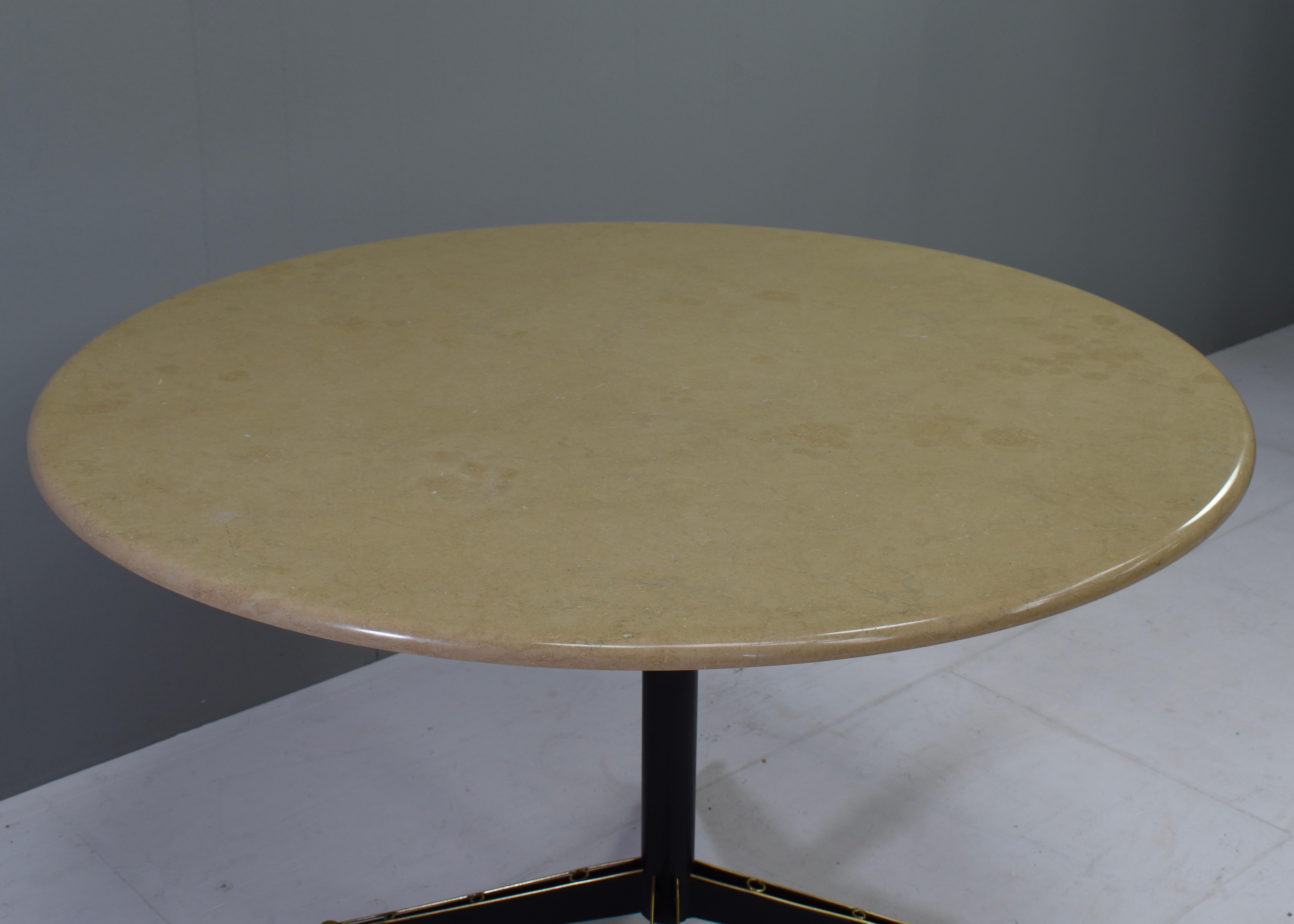 Italian dining table with marble top and brass details – Italy, circa 1950 In Good Condition In Pijnacker, Zuid-Holland