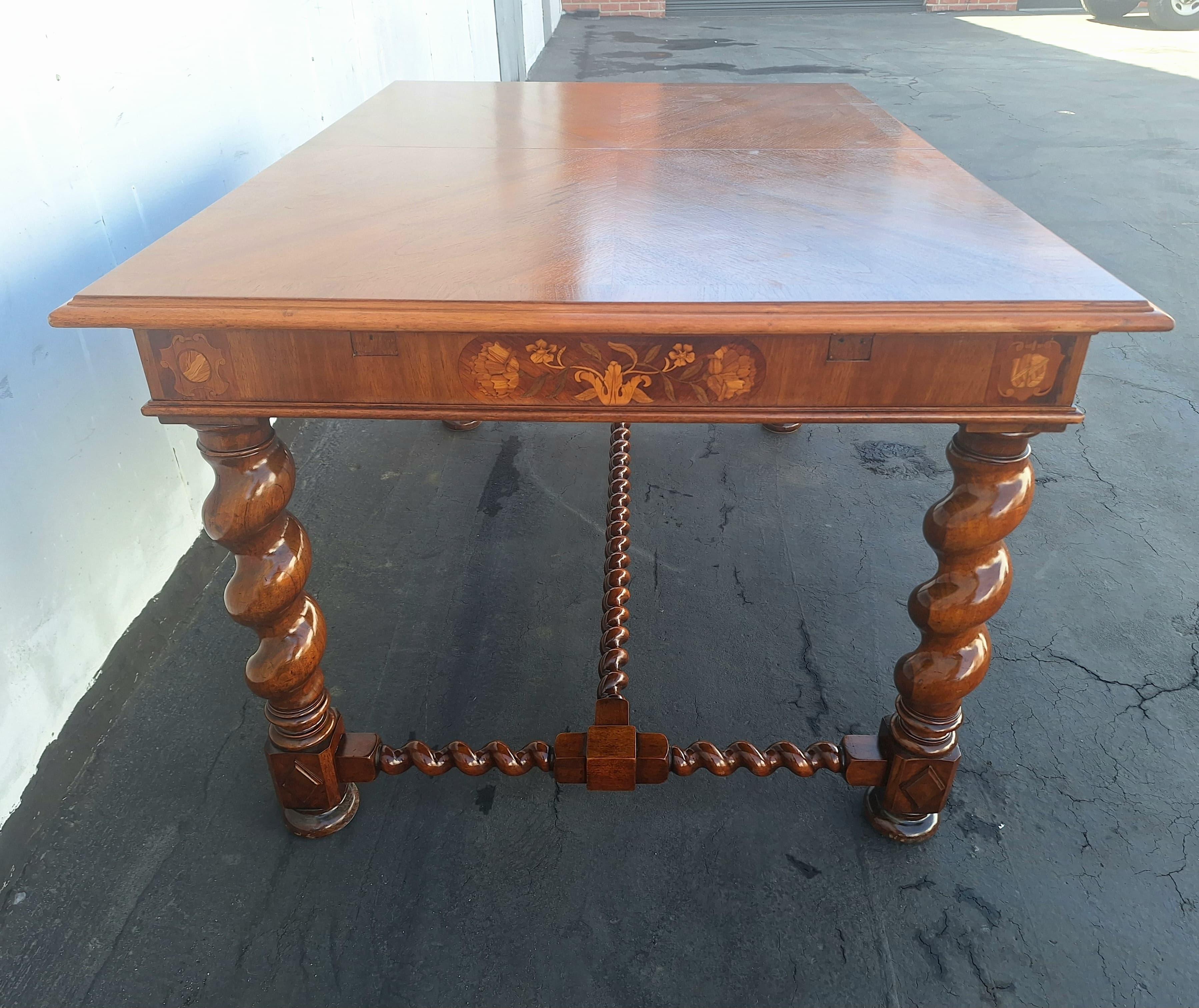 La table antique italienne a été rénovée et peut être rallongée pour 10 à 12 personnes.  est en ligne intarzziato travail du bois  La table peut accueillir confortablement 6 personnes en l'état. 
Expédition aux États-Unis continentaux et livraison à