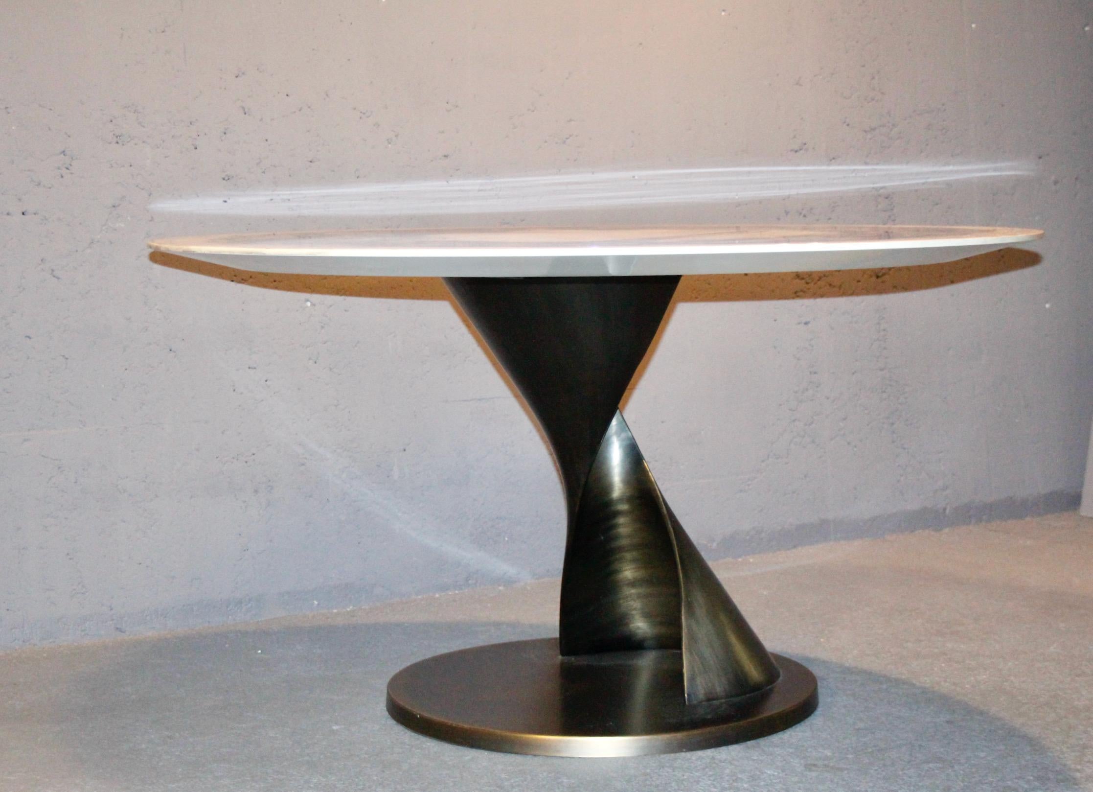 Fin du 20e siècle Table de salle à manger italienne en métal et résine en vente