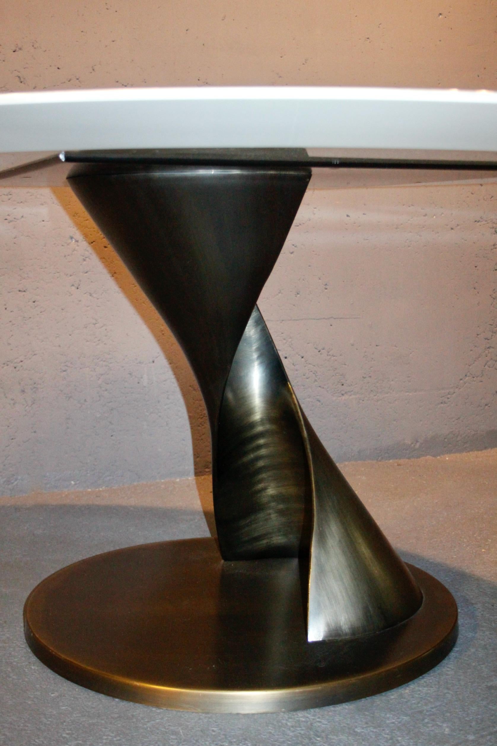 Métal Table de salle à manger italienne en métal et résine en vente