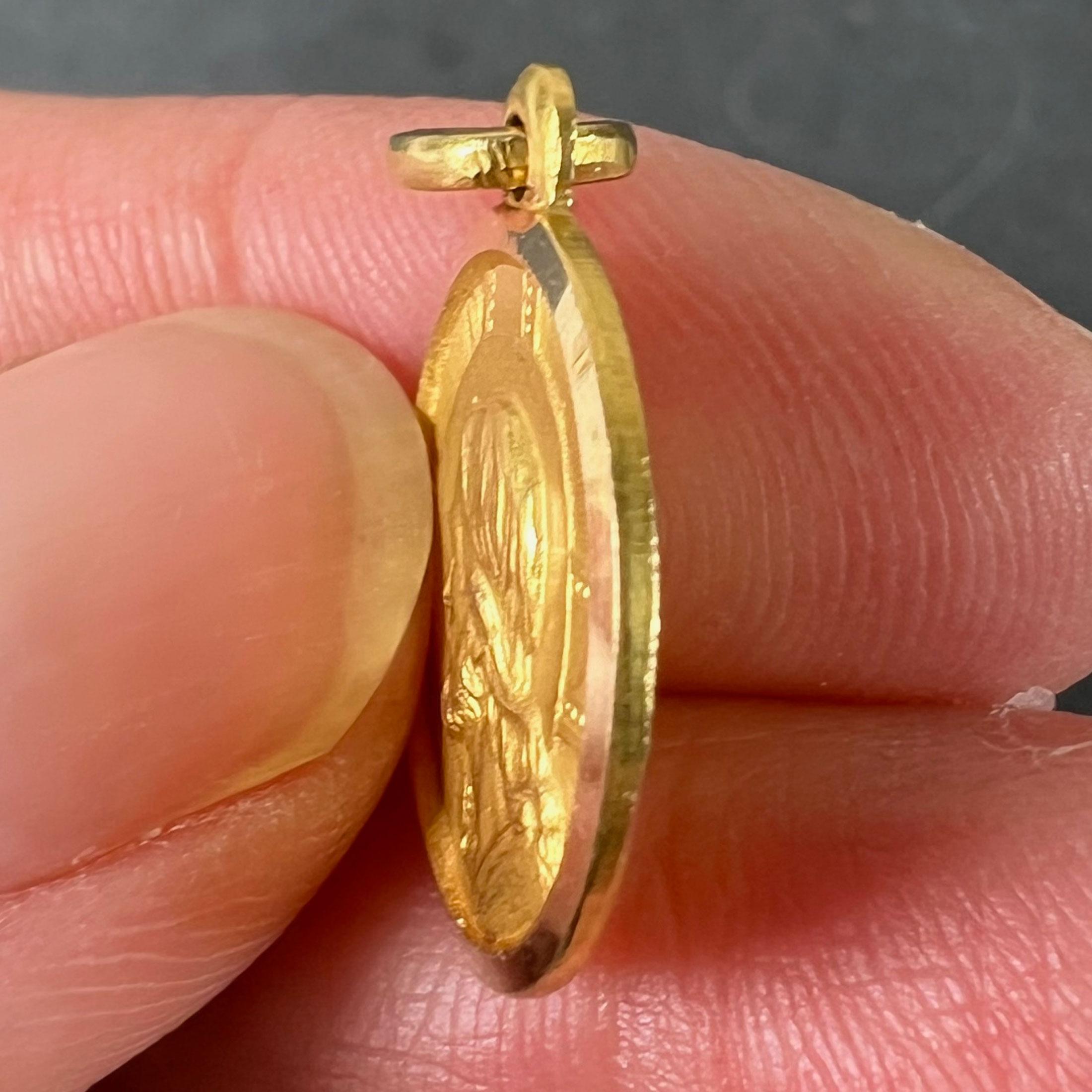 Ciondolo Charm in oro giallo 18 carati con Dio Ti Protegga in vendita 3