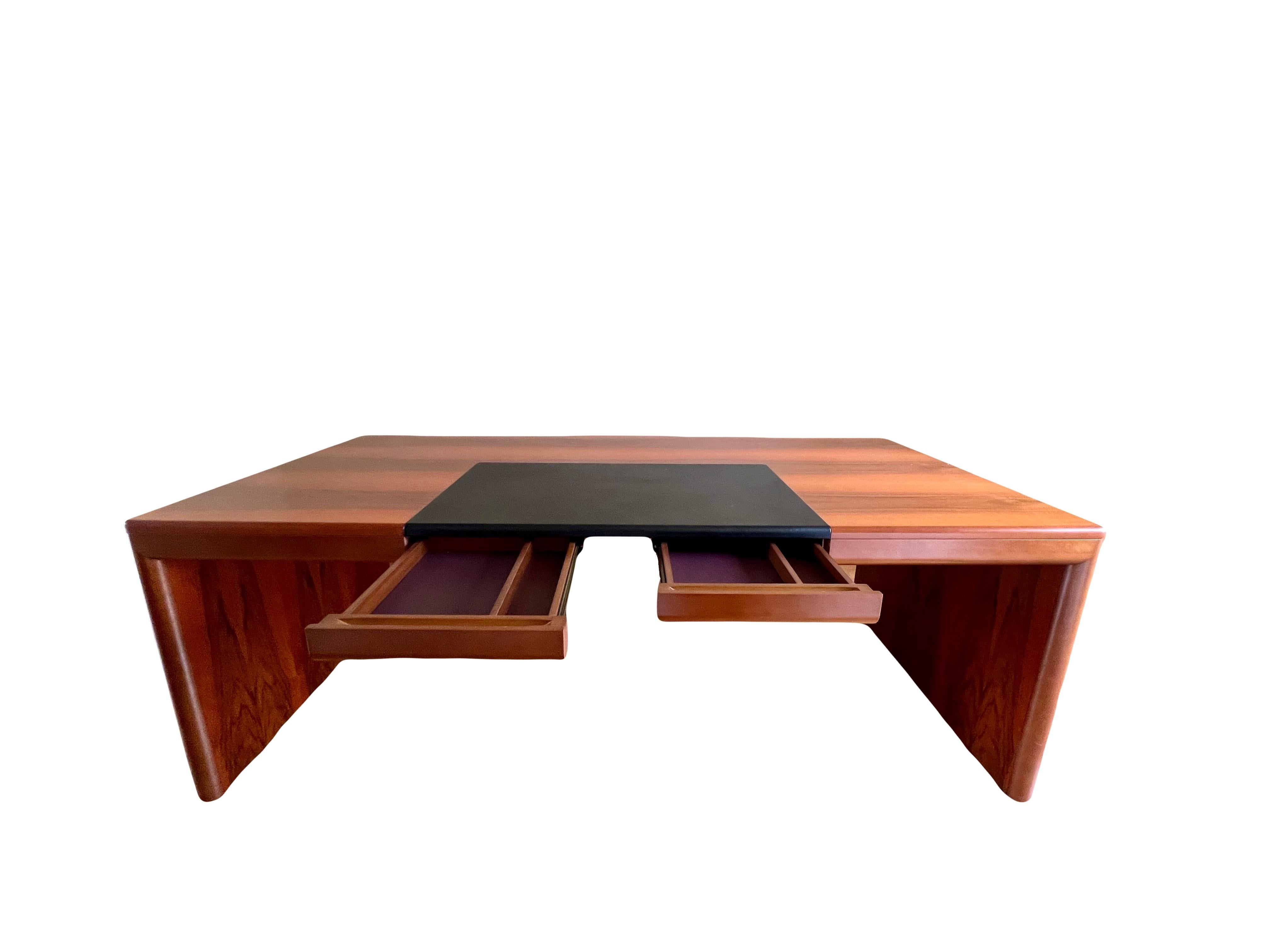 Italian Direction's Desk by Roberto Danesi for Maison Frezza

Indulge in luxury and refinement with this exceptional desk set designed by the renowned Italian designer Roberto Danesi for the prestigious Maison Frezza. Infused with Danesi's