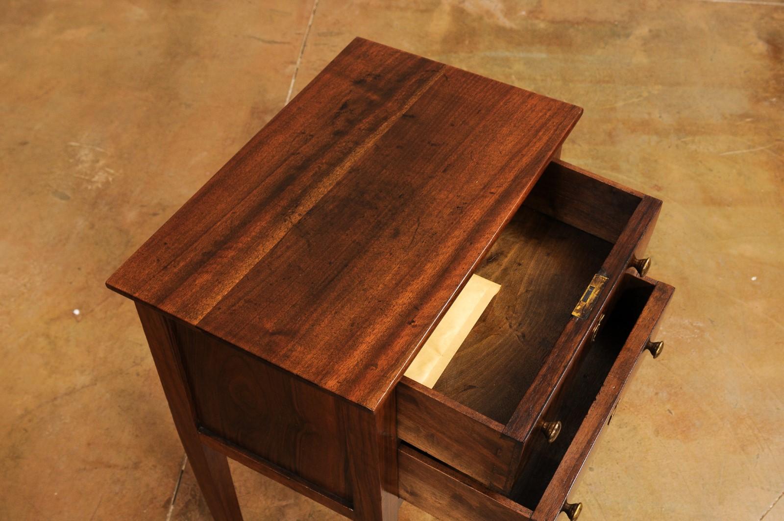 Italienischer Directoire-Nachttisch aus Nussbaumholz mit zwei furnierten Schubladen aus dem 19. Jahrhundert im Angebot 2