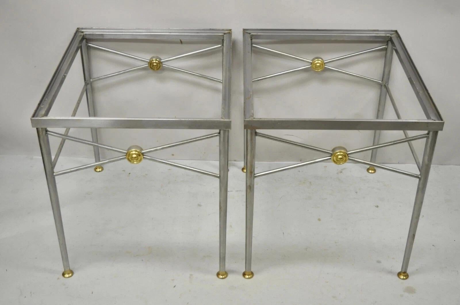 Vintage Italian Directoire Maison Jansen Style Brushed Steel & Brass Rectangular End Tables - a Pair. L'article se caractérise par des cadres en métal en acier brossé, des accents en laiton, une finition intentionnelle 
