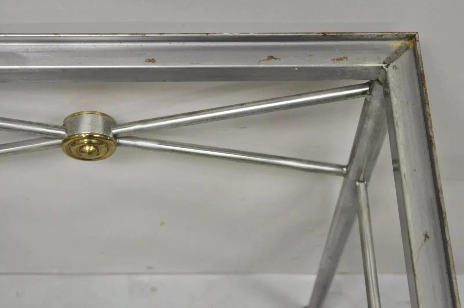 20ième siècle Paire de tables d'appoint en acier brossé et laiton de style Maison Jansen du Directoire italien en vente
