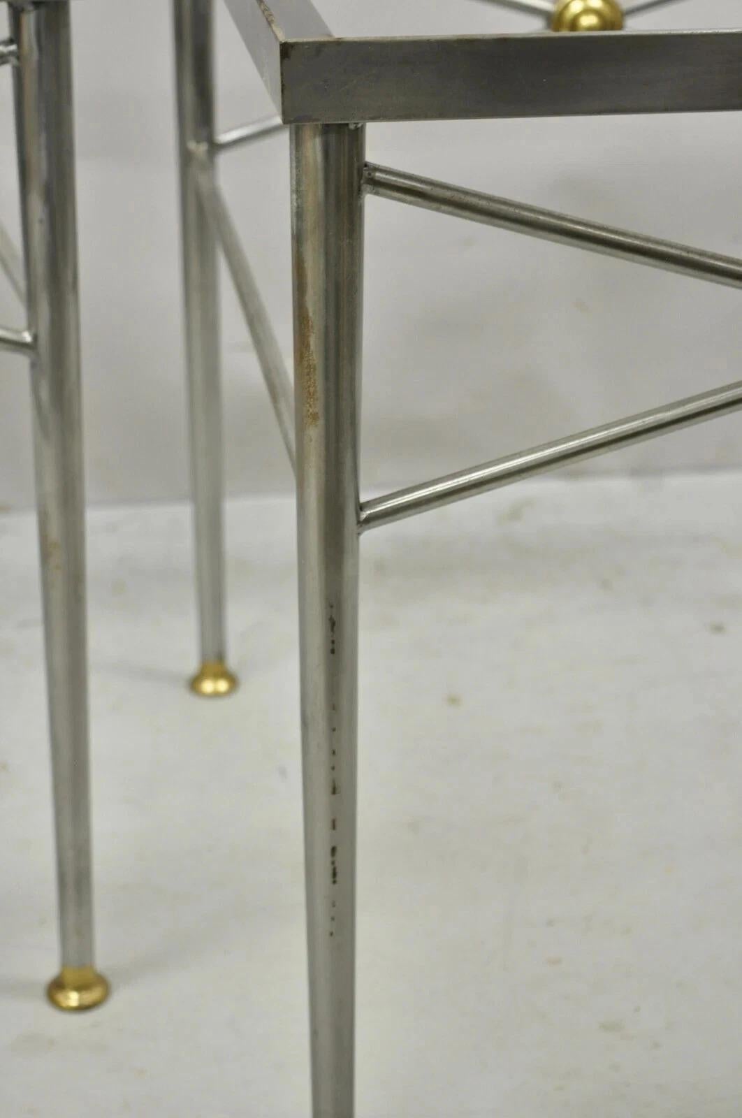 Laiton Paire de tables d'appoint en acier brossé et laiton de style Maison Jansen du Directoire italien en vente