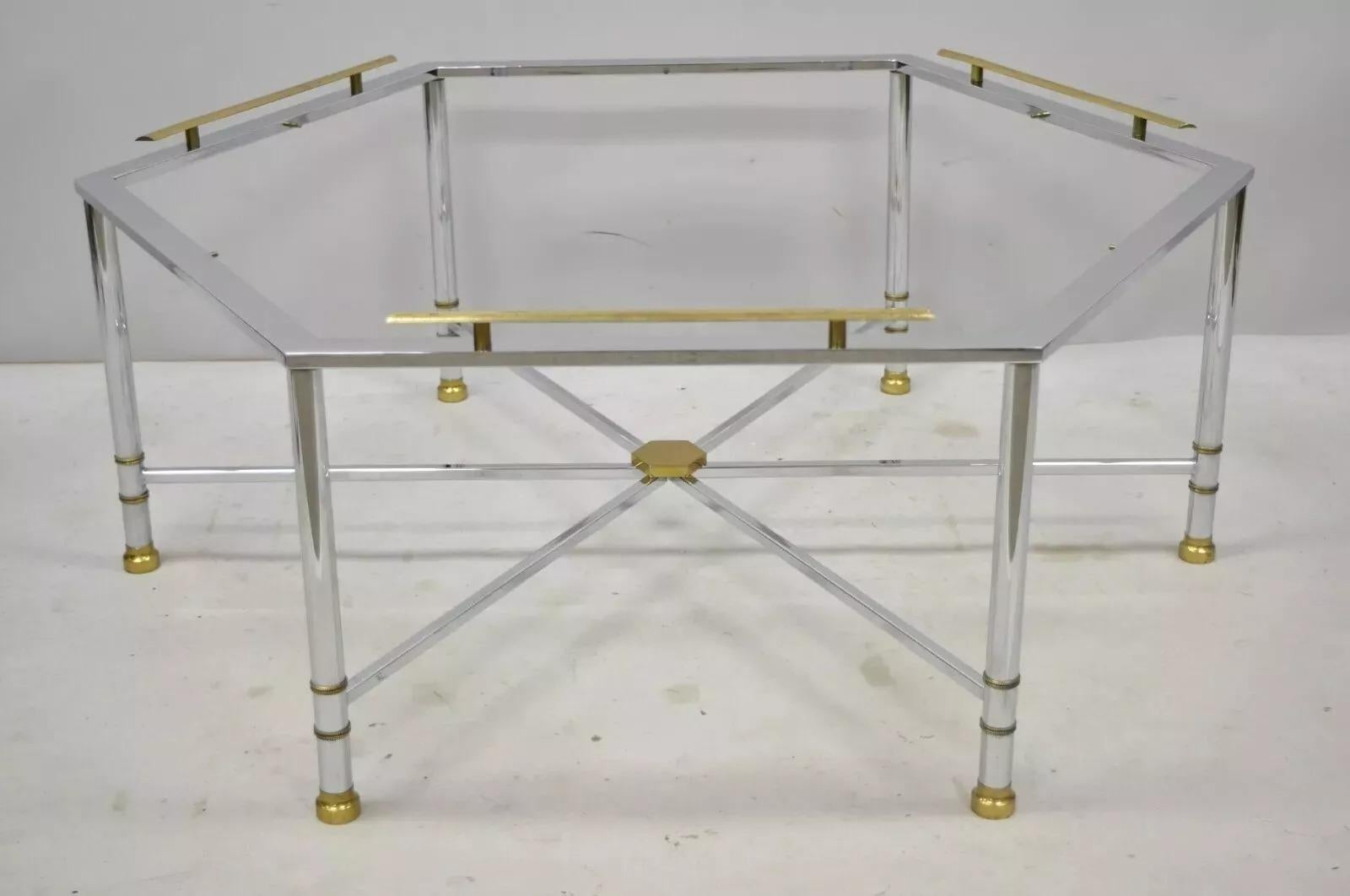 Tavolino da caffè esagonale in acciaio e ottone lucidato in stile italiano Directoire Maison Jansen. L'articolo è caratterizzato da accenti in ottone massiccio, struttura in acciaio cromato lucido, base a barella, 