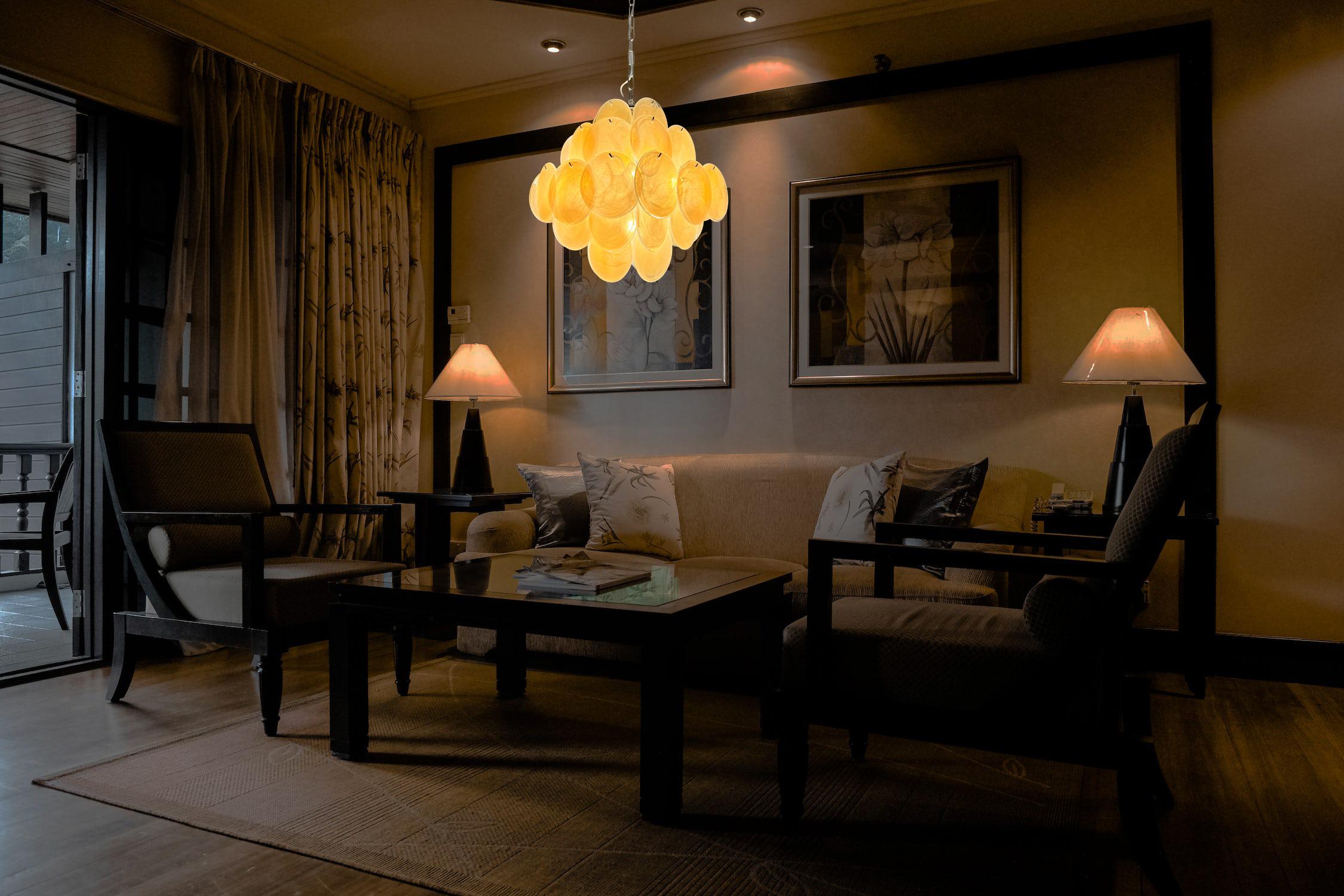 Italienischer Murano-Kronleuchter im Vistosi-Stil. Der Kronleuchter besteht aus 36 fantastisch schillernden Alabaster-Honigscheiben in einem Rahmen aus vernickeltem Metall.
Zeitraum: Ende des XX. Jahrhunderts
Abmessungen: 44,50 Zoll (150 cm) Höhe