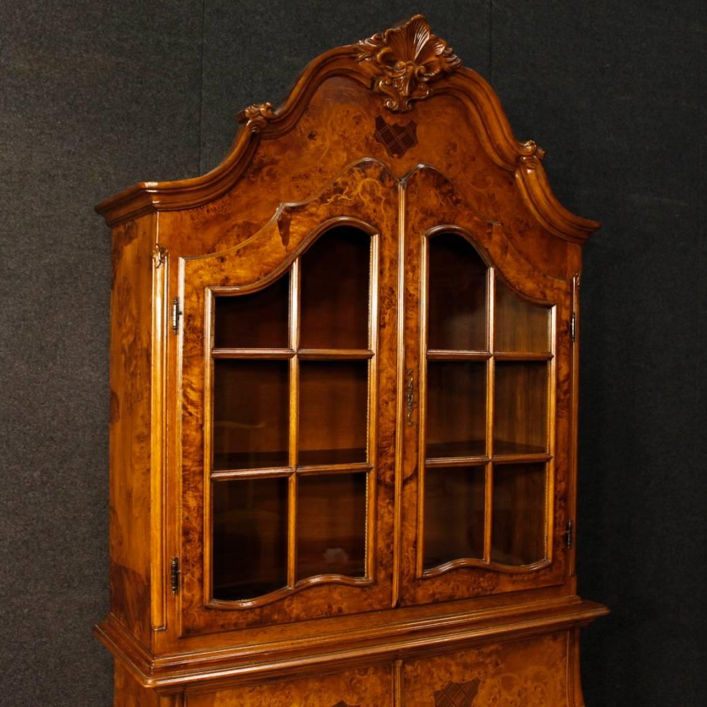Italian display cabinet from 20th century. Cabinet inlaid in walnut, burl walnut, mahogany, rosewood, maple and fruitwood. Double body sideboard with two doors in the lower body and two glass doors in the upper body. Bookcase / display cabinet upper