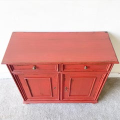 Italienisches rotes Sideboard im Used-Stil von Buying & Design
