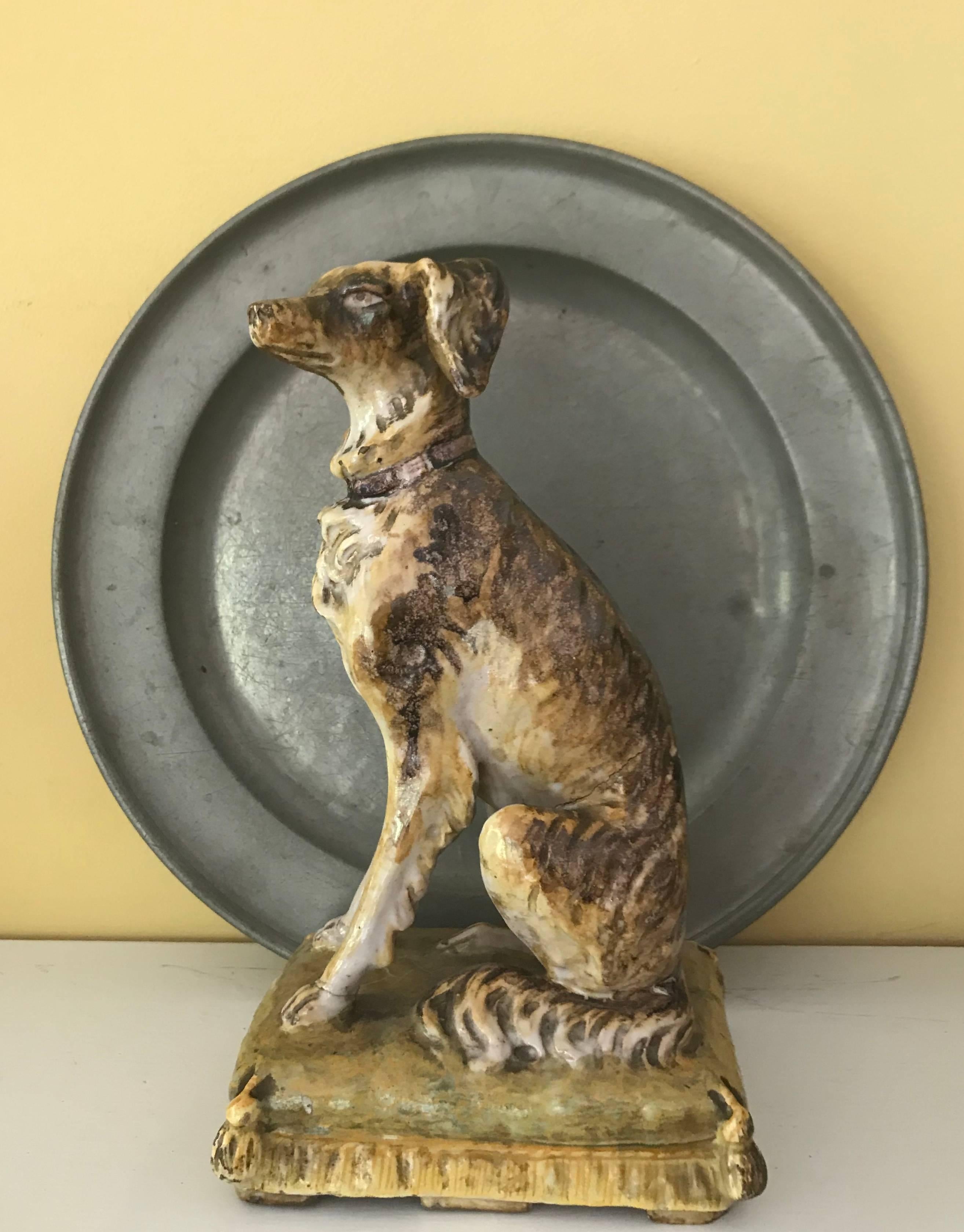 Sculpture de chien italien. Figurine italienne de chien de chasse à poil long magnifiquement modelée et doucement colorée, assise sur un coussin de sol jaune, Italie, milieu du XIXe siècle.
Dimensions : 4