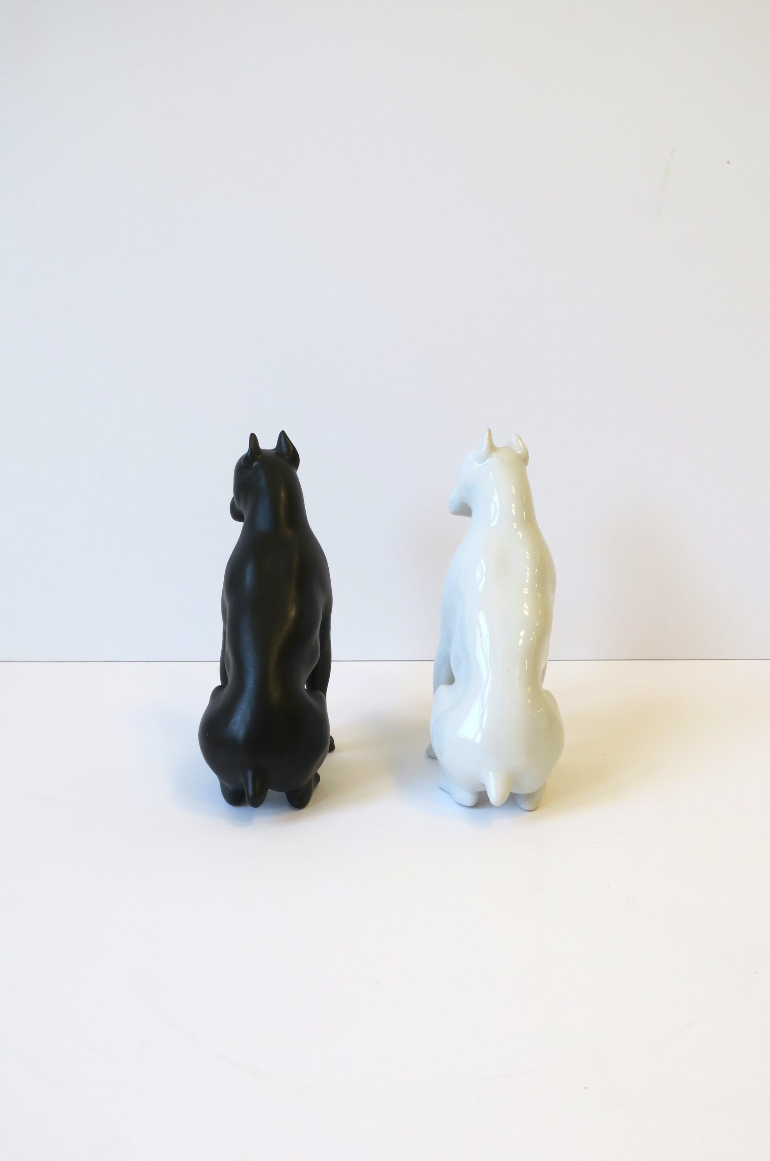 Paire de chiens italiens en porcelaine noire et blanche de Royal Dux Bohemia en vente 4